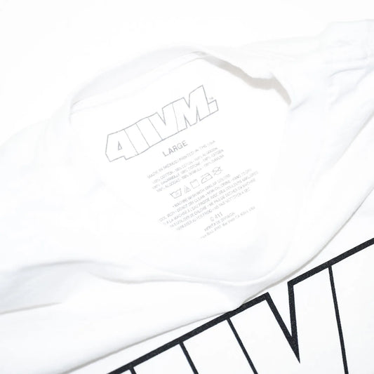 限定リリースされた「411VM 復刻コレクション」からOGロゴがフロントに大きくプリントされたTシャツ「411VM OUTLINE GARMENT PREMIUM TEE」の襟裏のデザインの写真