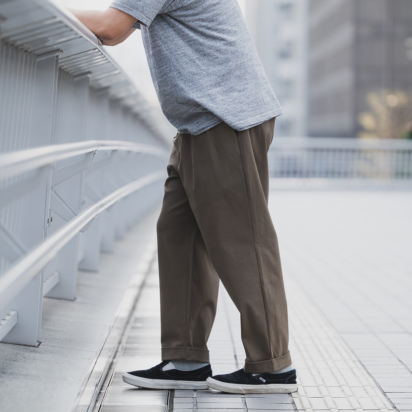 CLUMSY PICTURES 2 PLEATS RELAXED TWILL PANTS - NAVY