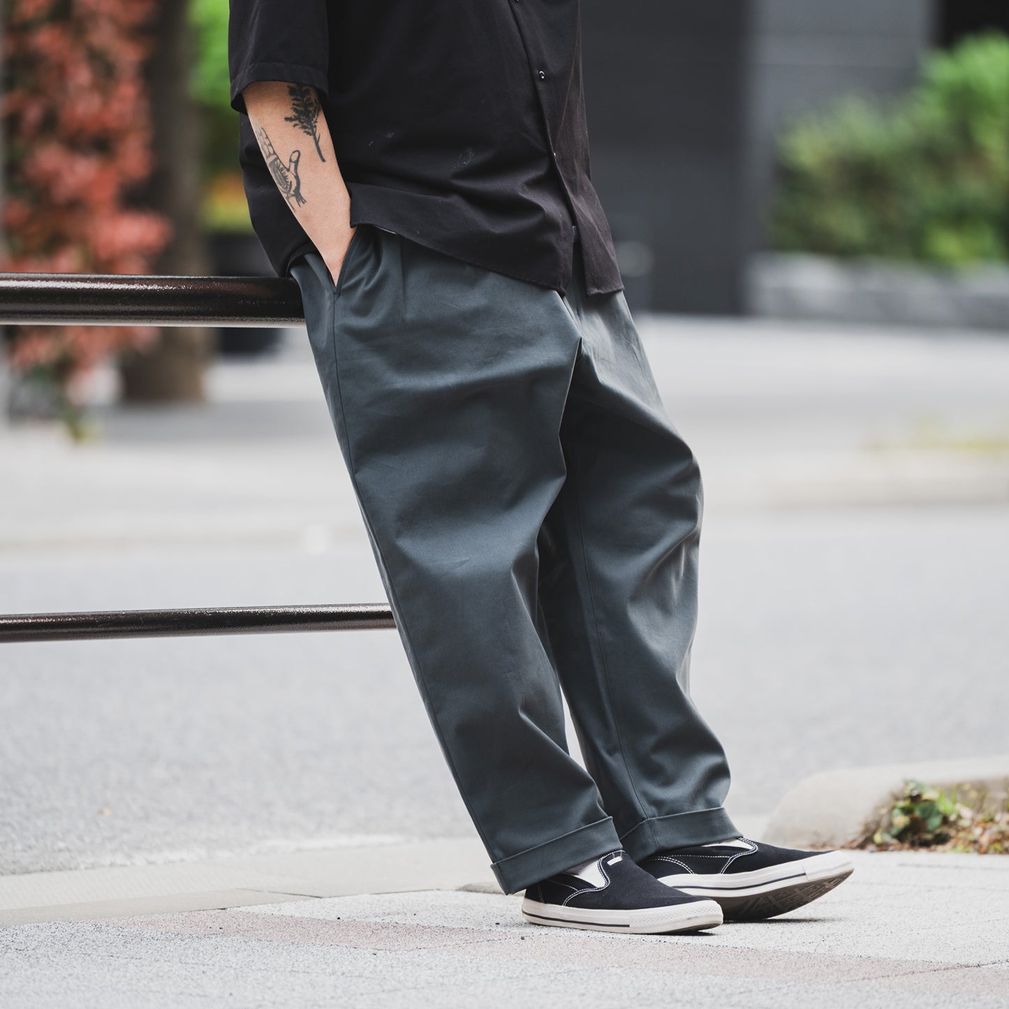 CLUMSY PICTURES 2 PLEATS RELAXED TWILL PANTS - NAVY