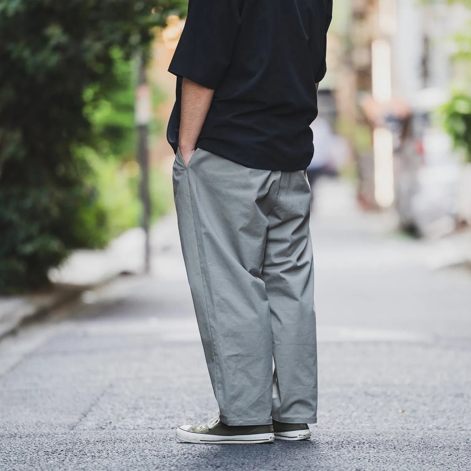 clumsy.Pictures(クラムジー)の傑作チノパンをイージーパンツタイプに作り替えた「2 PLEATS RELAXED EASY PANTS」の「SLATE GREY」カラーの背面からの着用写真