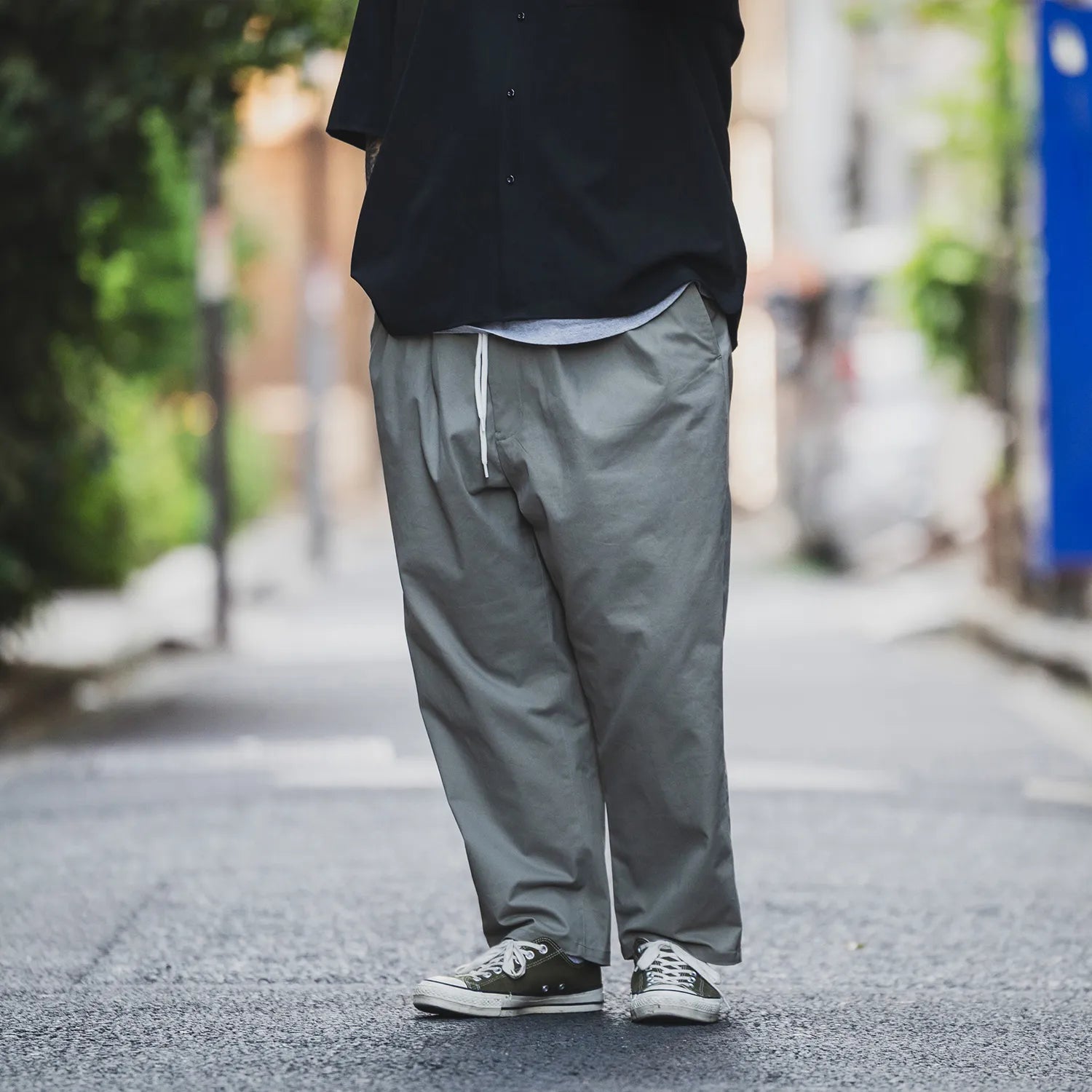 clumsy.Pictures(クラムジー)の傑作チノパンをイージーパンツタイプに作り替えた「2 PLEATS RELAXED EASY PANTS」の「SLATE GREY」カラーの正面からの着用写真(別カット)