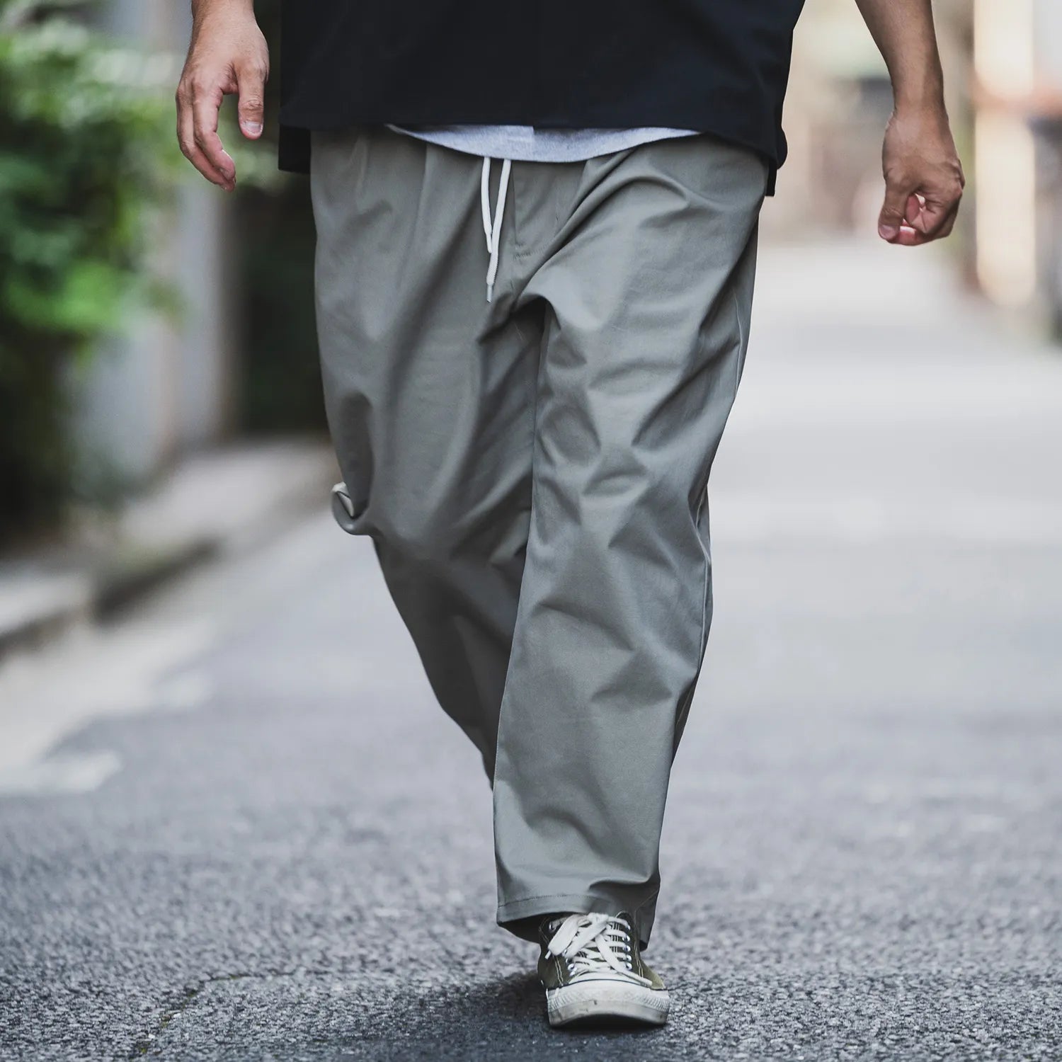 clumsy.Pictures(クラムジー)の傑作チノパンをイージーパンツタイプに作り替えた「2 PLEATS RELAXED EASY PANTS」の「SLATE GREY」カラーの正面からの着用写真