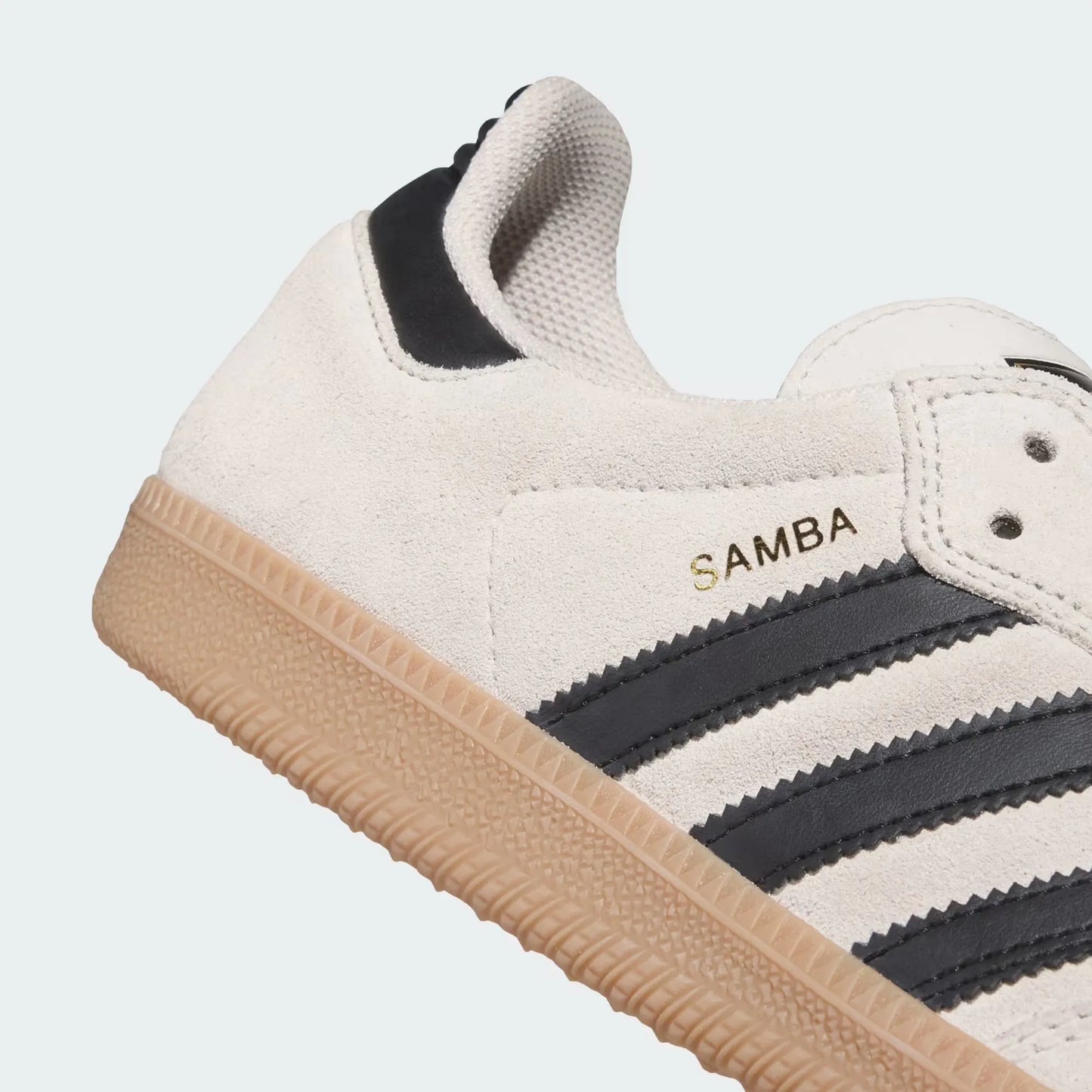 ADIDAS SKATEBOARDING(アディダススケートボーディング)のスケボー・スケートボードシューズ「SAMBA ADV (JR7108)」のALUMINAカラーの右足ヒールの写真