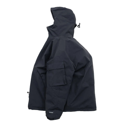 米軍の「ECWCS LEVEL6 JACKET GEN1 後期型」をベースにAndersが再構築したのハードシェル・パファージャケット「3LAYERS ECWCS HARD SHELL PUFFER JACKET」のMATT BLACKカラーの側面からの商品写真