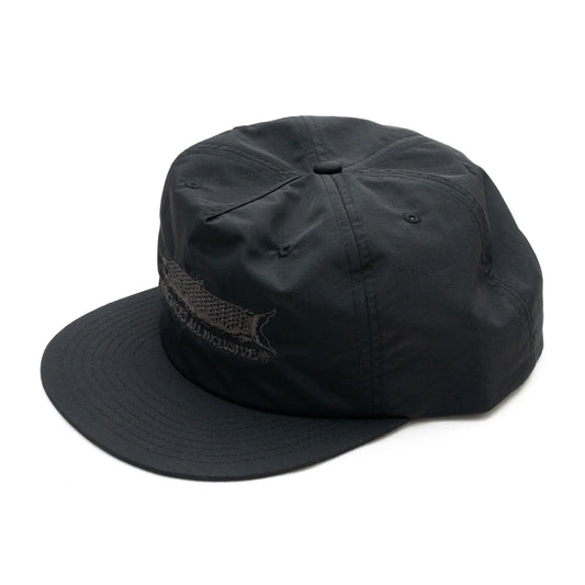 BACANCES(バカンシーズ)のフロントにデザインが刺繍されたナイロン製のキャップ「BC SKEM NYLON CAP(SAKE)」のBLACKカラーの左斜め手前からの商品写真