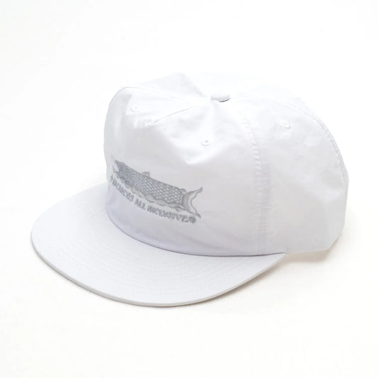 BACANCES(バカンシーズ)のフロントにデザインが刺繍されたナイロン製のキャップ「BC SKEM NYLON CAP(SAKE)」のWHITEカラーの左斜め手前からの商品写真