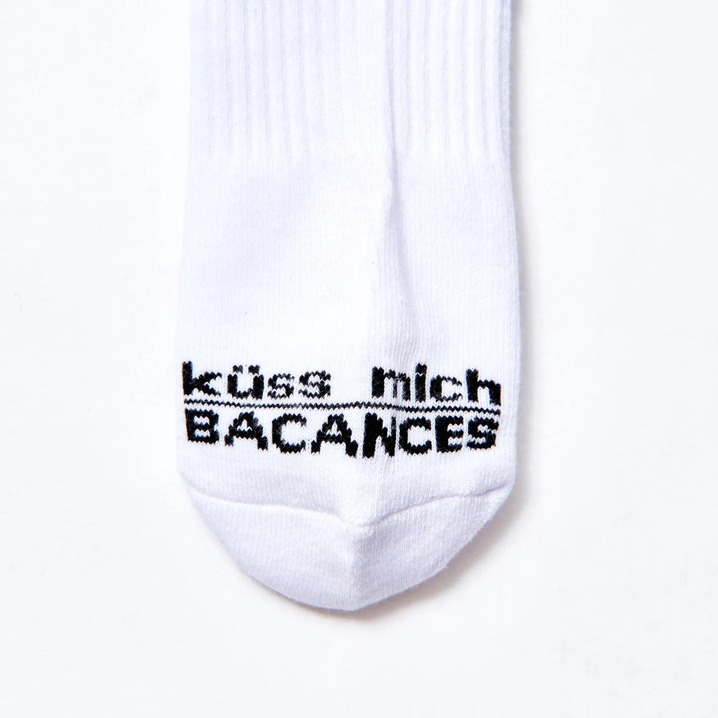 柳町唯による「BACANCES ALL INCLUSIVE(バカンシーズ オールインクルーシブ)」のURLAUBと脛部に大きくデザインされたソックス「BC SOX URLAUB」の爪先部分のデザイン写真