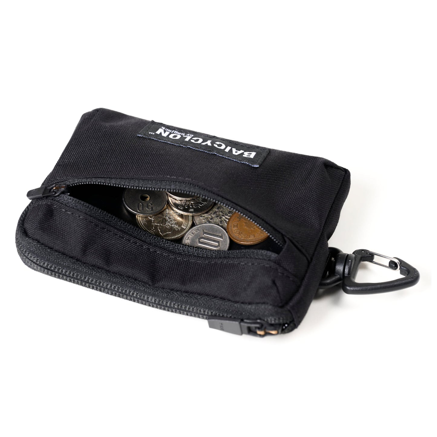 BAICYCLON(バイシクロン)のCORDURA NYLON製の小型ショルダーバッグ「BAICYCLON CL-04 COMBO SHOULDER」のBLACKのウォレットケースにコインを入れた写真