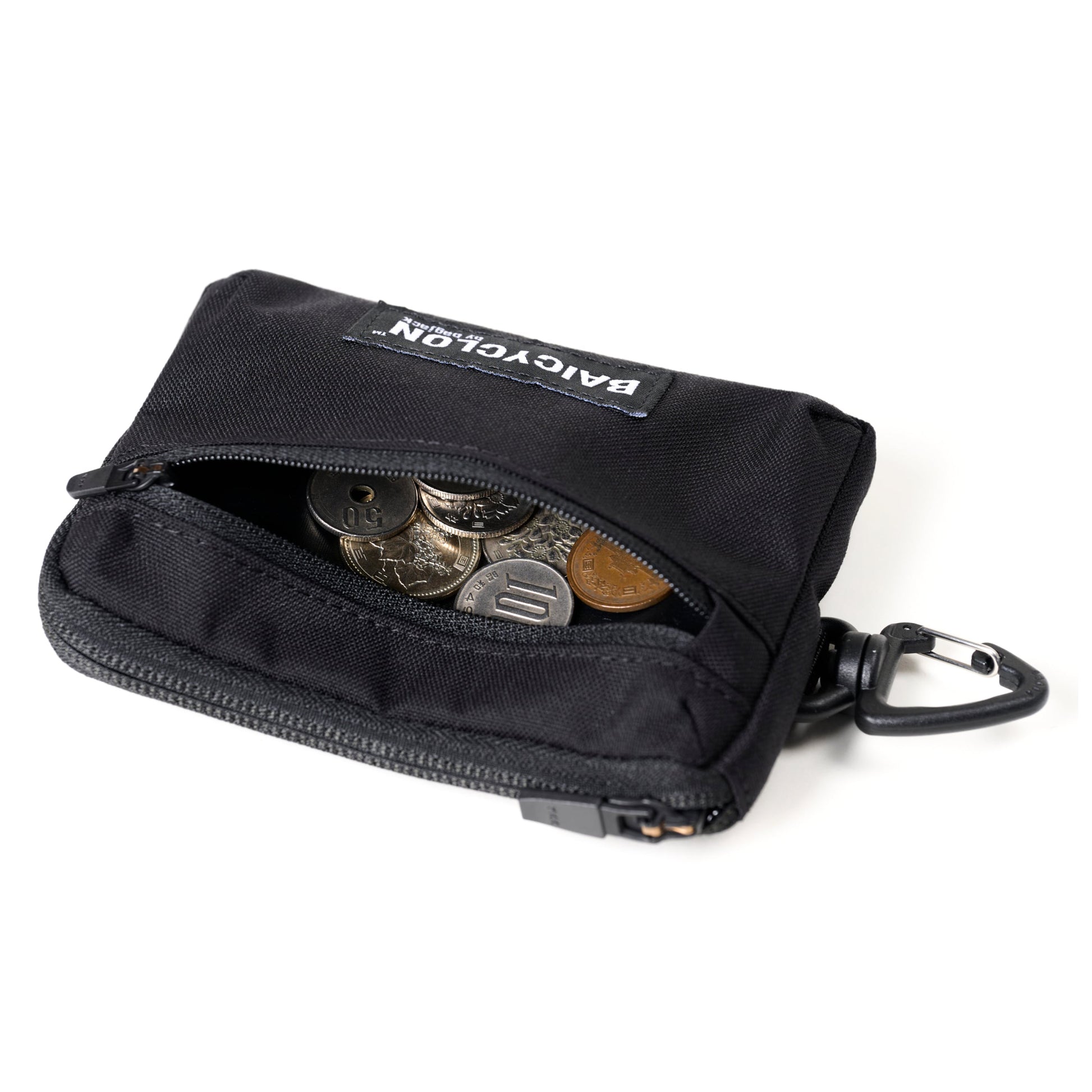 BAICYCLON(バイシクロン)のCORDURA NYLON製の小型ショルダーバッグ「BAICYCLON CL-04 COMBO SHOULDER」のBLACKのウォレットケースにコインを入れた写真