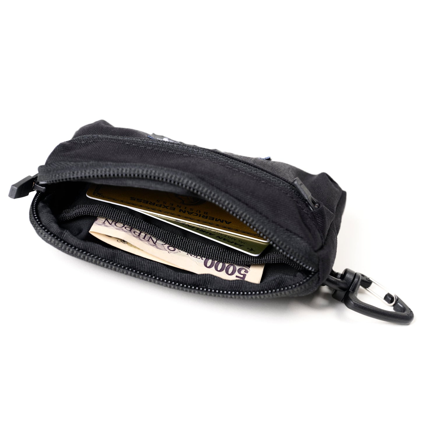 BAICYCLON(バイシクロン)のCORDURA NYLON製の小型ショルダーバッグ「BAICYCLON CL-04 COMBO SHOULDER」のBLACKのウォレットケースにカードや札を入れた写真