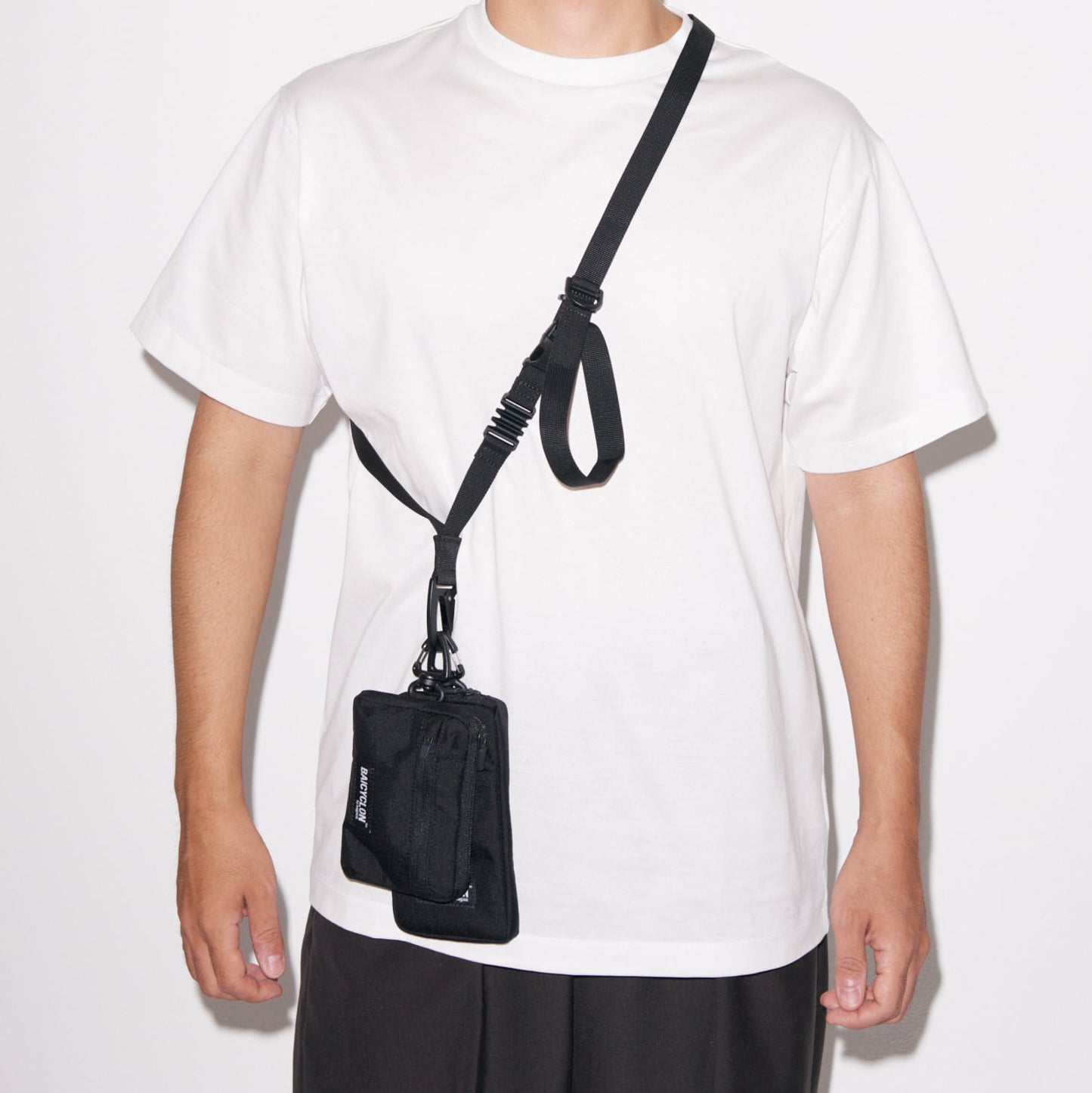 BAICYCLON(バイシクロン)のCORDURA NYLON製の小型ショルダーバッグ「BAICYCLON CL-04 COMBO SHOULDER」のBLACKの正面からの着用写真