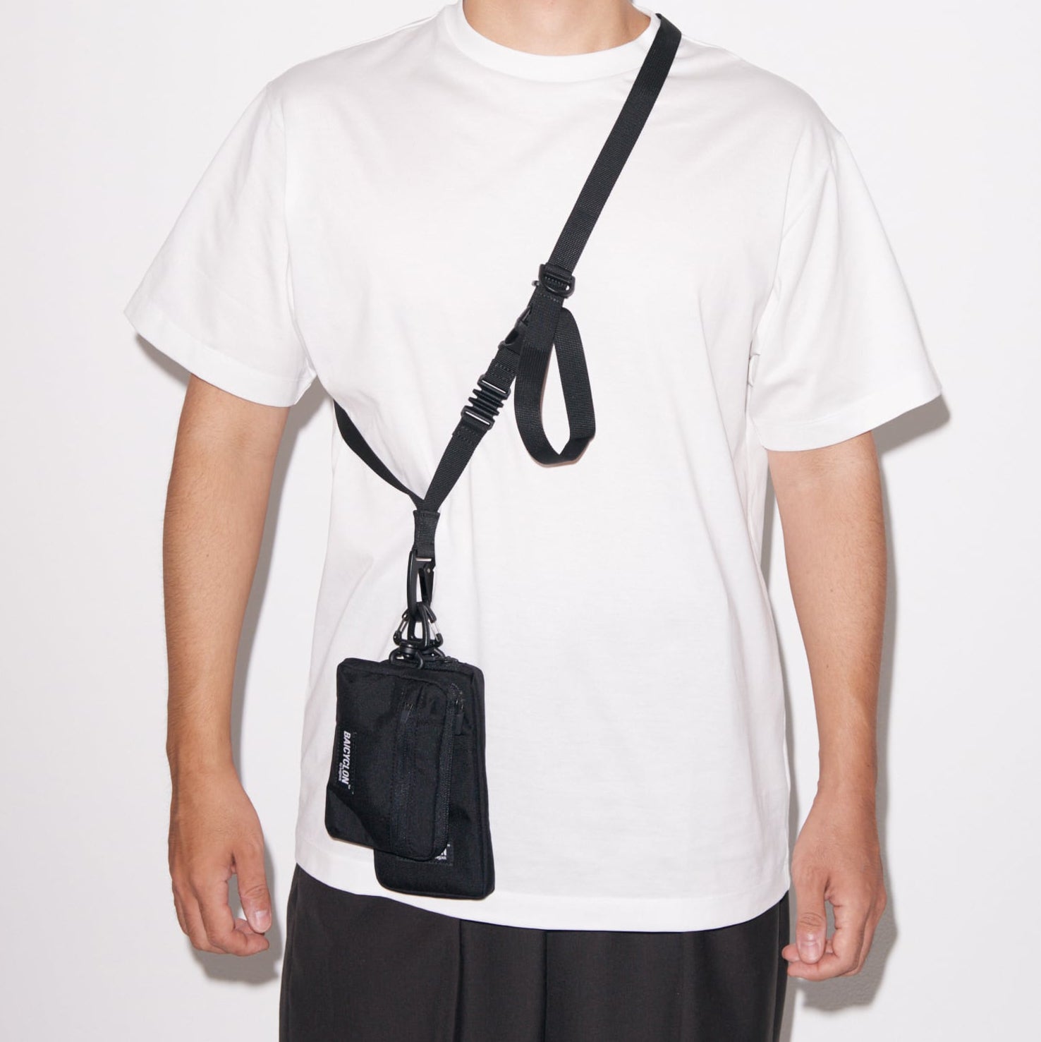 BAICYCLON(バイシクロン)のCORDURA NYLON製の小型ショルダーバッグ「BAICYCLON CL-04 COMBO SHOULDER」のBLACKの正面からの着用写真