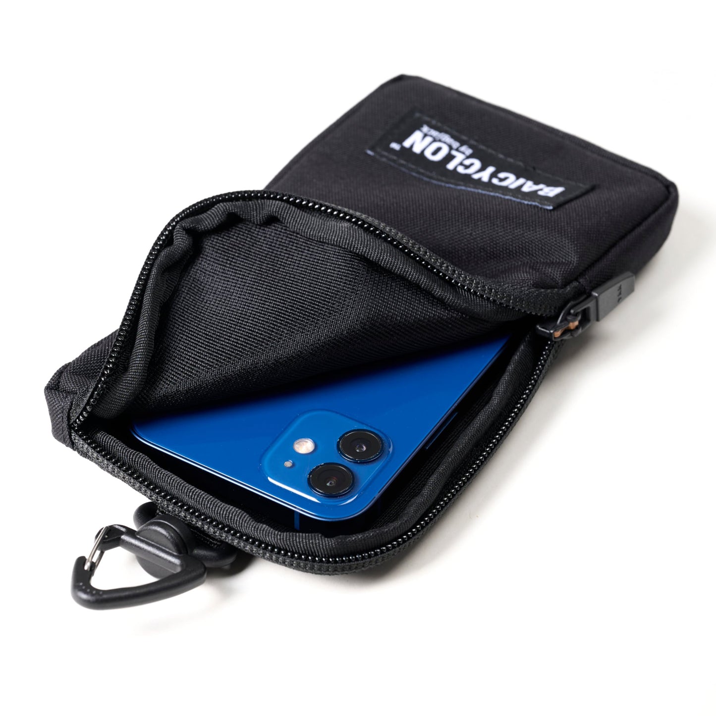 BAICYCLON(バイシクロン)のCORDURA NYLON製の小型ショルダーバッグ「BAICYCLON CL-04 COMBO SHOULDER」のBLACKのスマートフォンケースに携帯電話を収納した写真