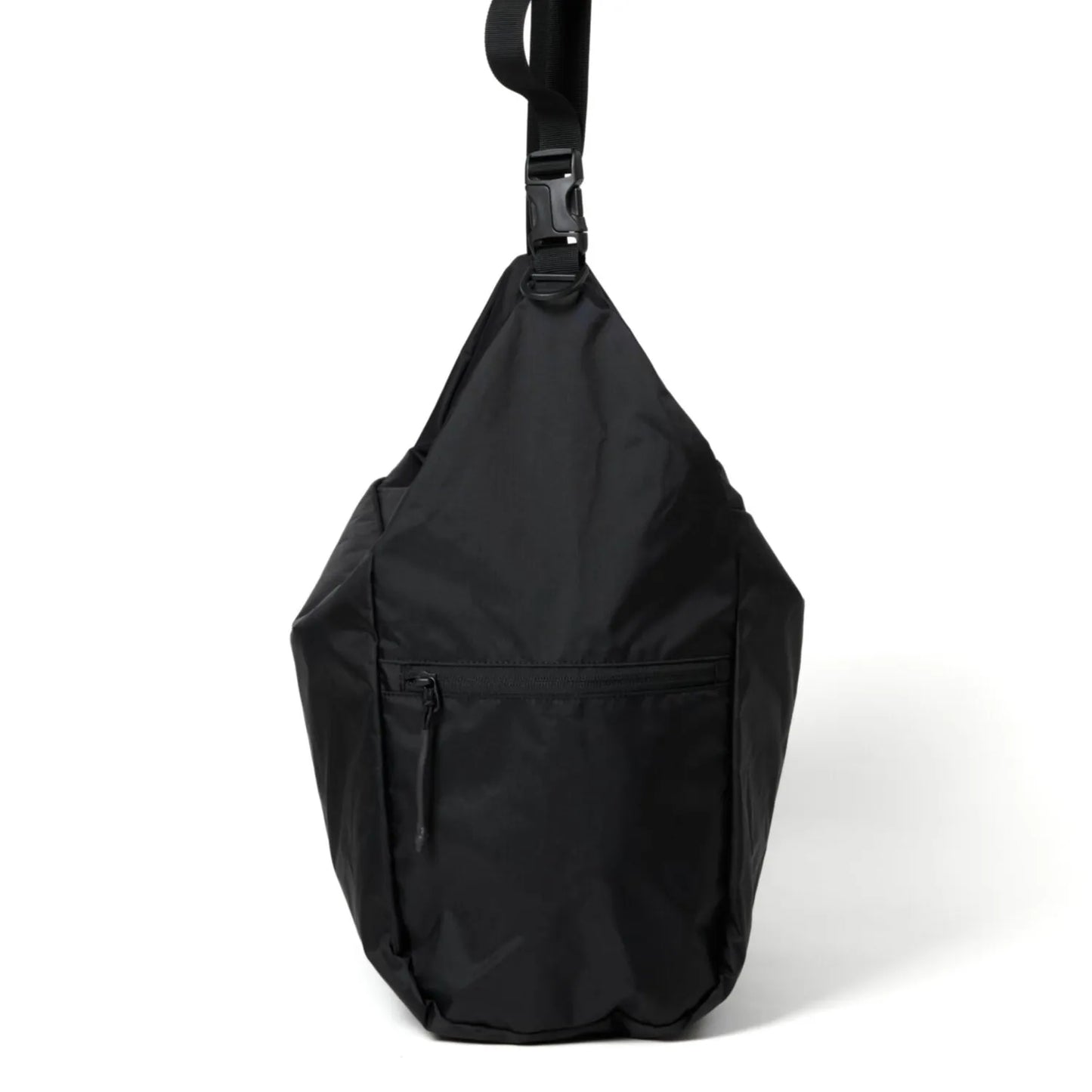BAICYCLON(バイシクロン)の軽量なナイロン性ショルダーバッグ「BCL-28 SHOULDER BAG(210D NYLON)」のBLACKの側面からの商品写真