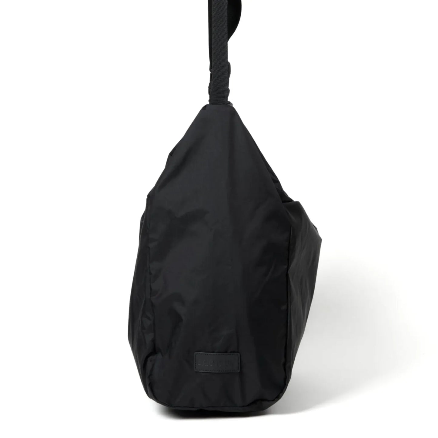 BAICYCLON(バイシクロン)の軽量なナイロン性ショルダーバッグ「BCL-28 SHOULDER BAG(210D NYLON)」のBLACKの逆側面からの商品写真