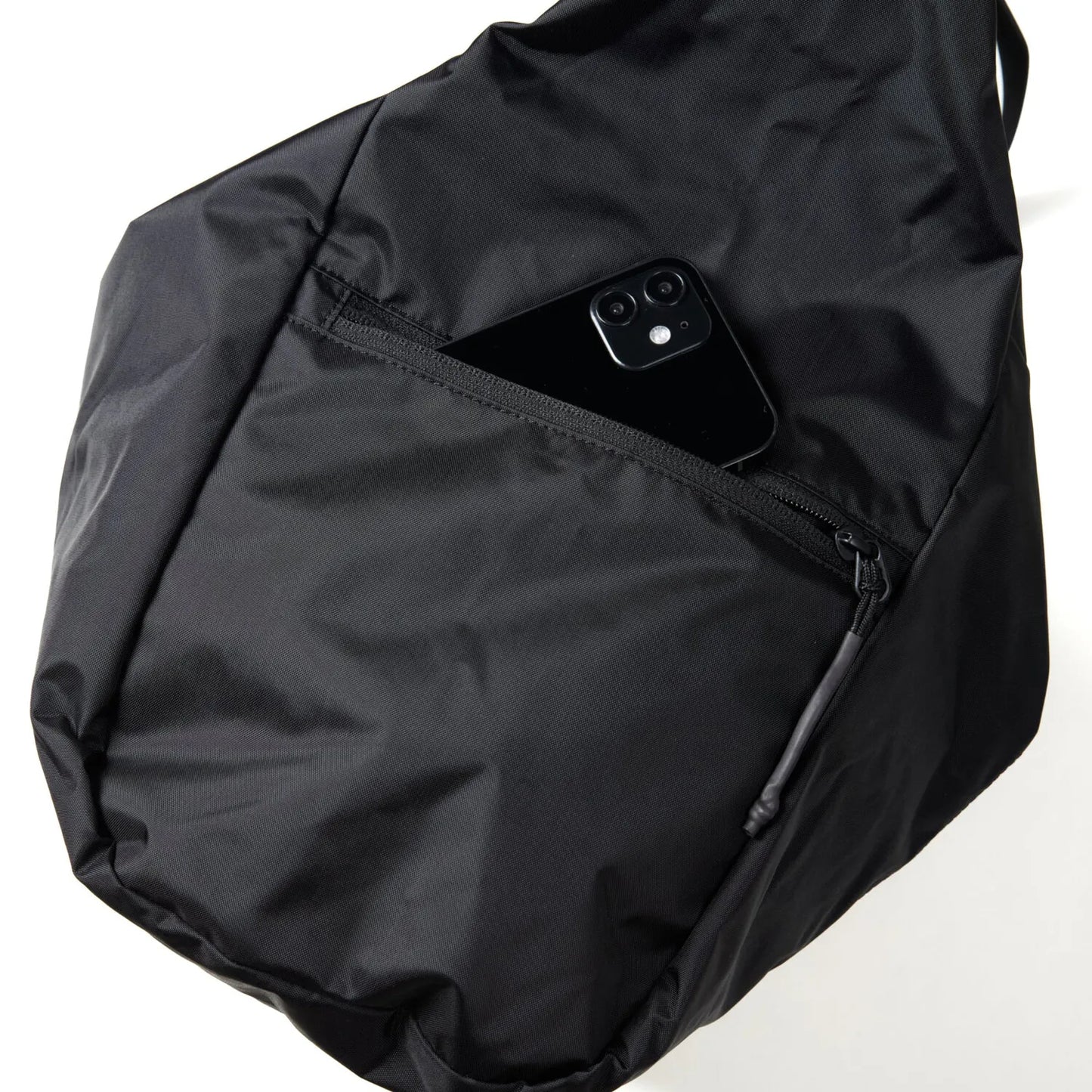 BAICYCLON(バイシクロン)の軽量なナイロン性ショルダーバッグ「BCL-28 SHOULDER BAG(210D NYLON)」のBLACKの側面サイドポケットの写真
