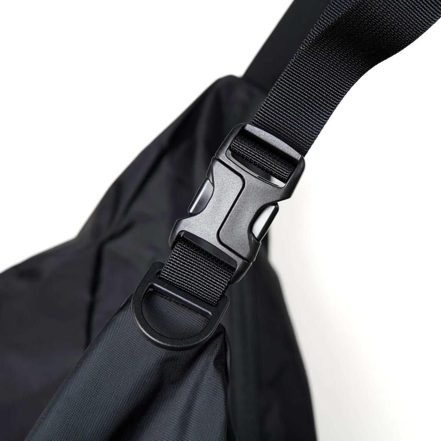 BAICYCLON(バイシクロン)の軽量なナイロン性ショルダーバッグ「BCL-28 SHOULDER BAG(210D NYLON)」のBLACKのストラップ部分の着脱用のバックル写真