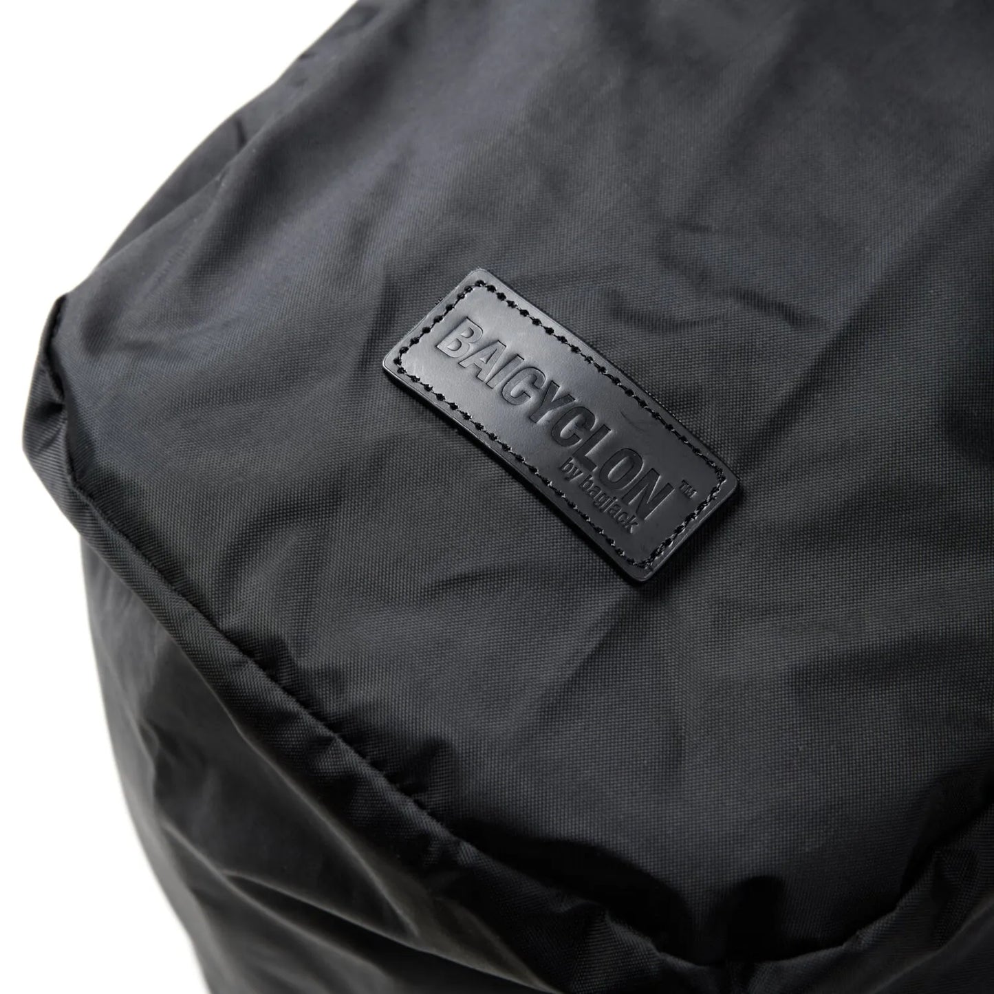 BAICYCLON(バイシクロン)の軽量なナイロン性ショルダーバッグ「BCL-28 SHOULDER BAG(210D NYLON)」のBLACKのサイドに配されたブランドタグの写真