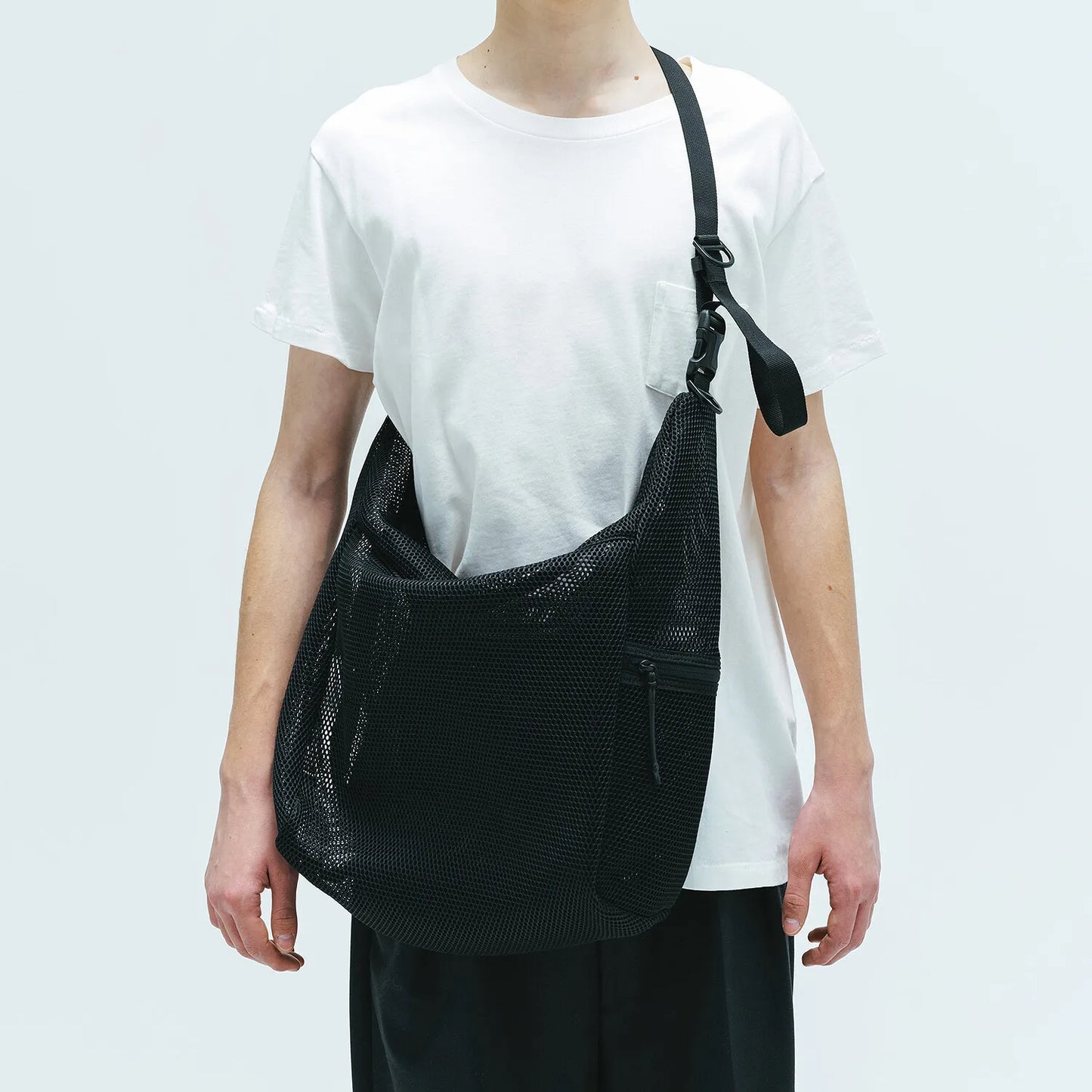 BAICYCLON(バイシクロン)のメッシュナイロン性ショルダーバッグ「BCL-28 MESH LARGE SHOULDER BAG」のBLACKの正面からの着用写真