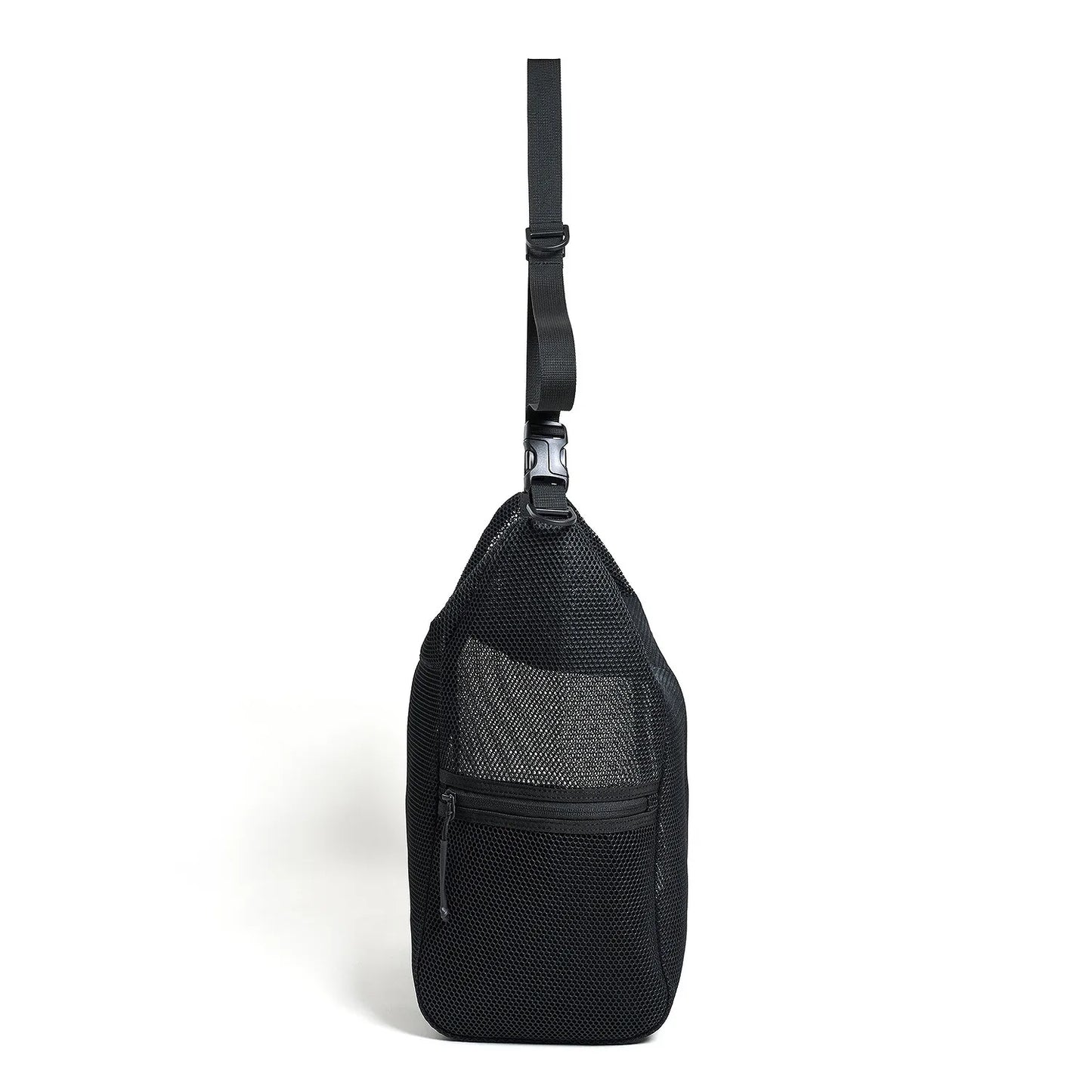BAICYCLON(バイシクロン)のメッシュナイロン性ショルダーバッグ「BCL-28 MESH LARGE SHOULDER BAG)」のBLACKの側面からの商品写真