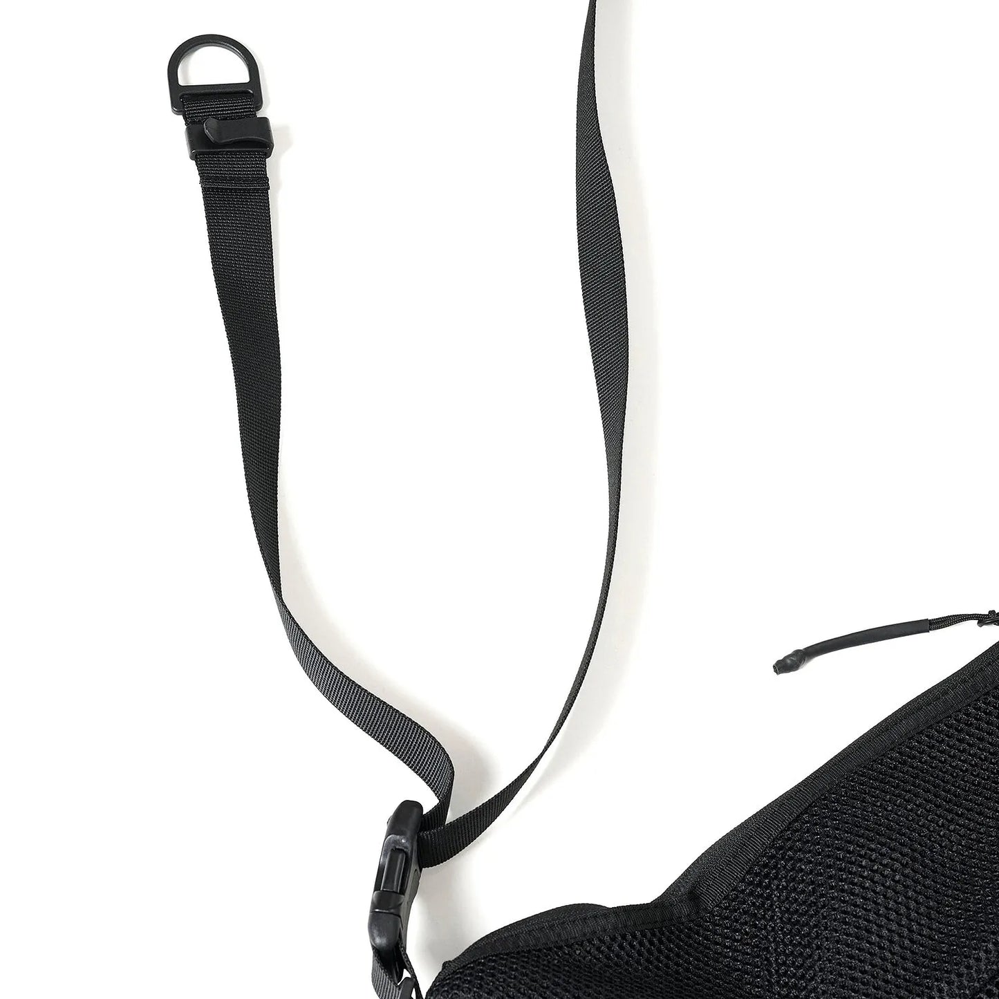 BAICYCLON(バイシクロン)のメッシュナイロン性ショルダーバッグ「BCL-28 MESH LARGE SHOULDER BAG)」のBLACKのアジャスターストラップ部分の写真