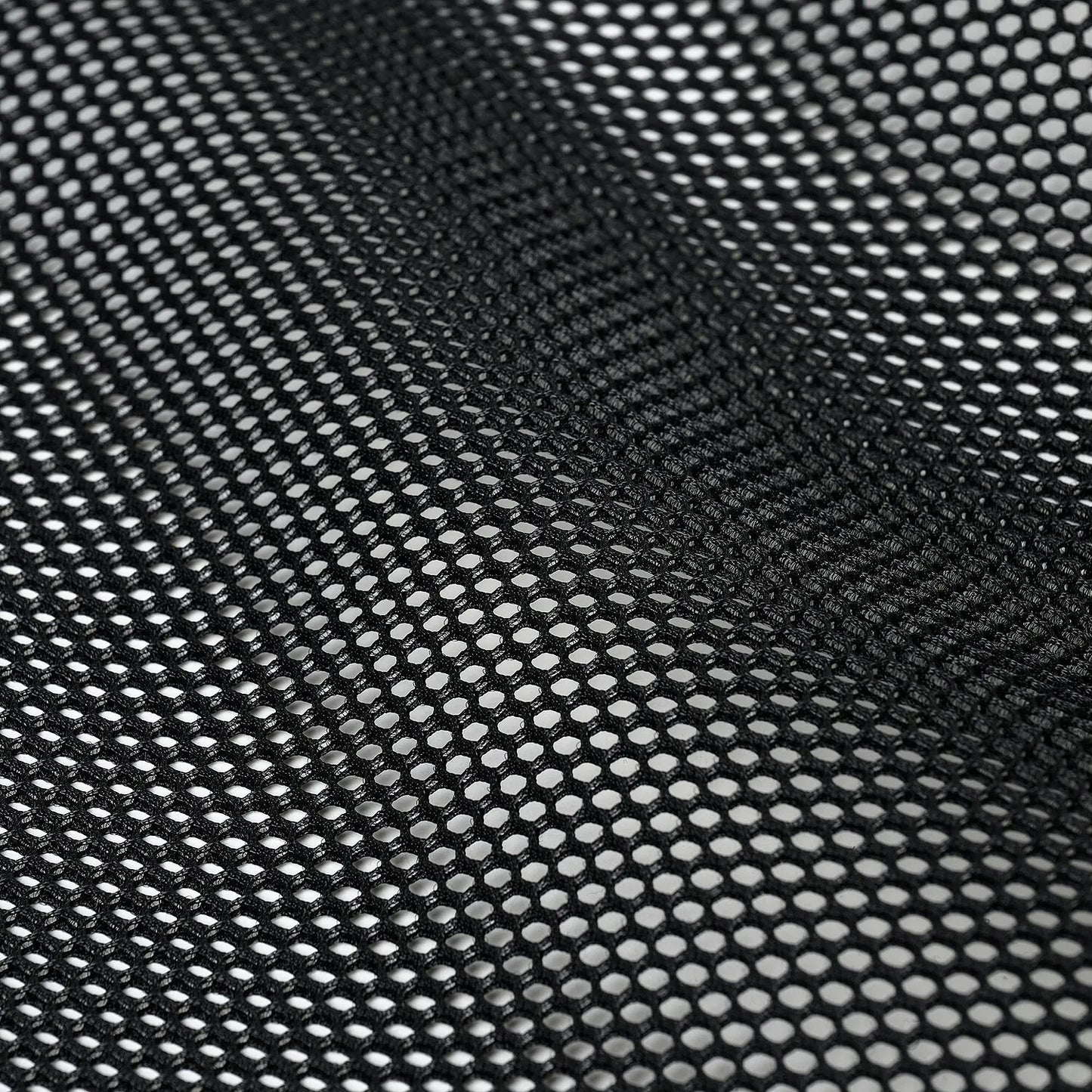 BAICYCLON(バイシクロン)のメッシュナイロン性ショルダーバッグ「BCL-28 MESH LARGE SHOULDER BAG)」のBLACKのメッシュ生地の写真