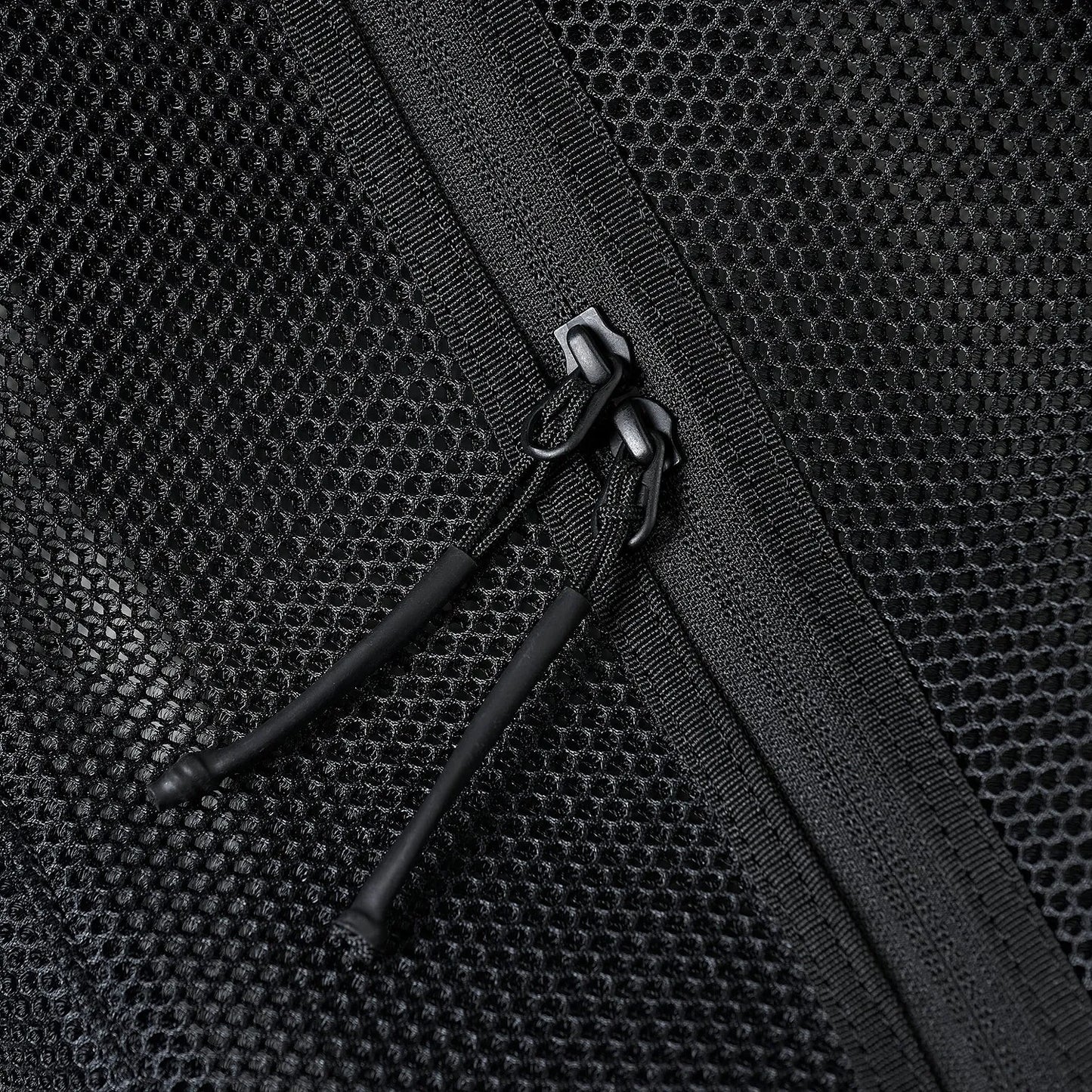 BAICYCLON(バイシクロン)のメッシュナイロン性ショルダーバッグ「BCL-28 MESH LARGE SHOULDER BAG)」のBLACKのファスナー部部の写真