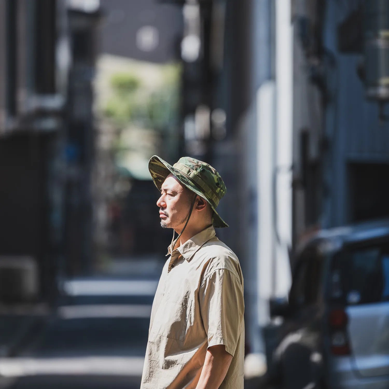 BUZZ RICKSON'S(バズリクソンズ)のERDLカモ柄のブーニーハット「ERDL CAMOUFLAGE BONNIE HAT(BR02853)」の側面からの着用写真