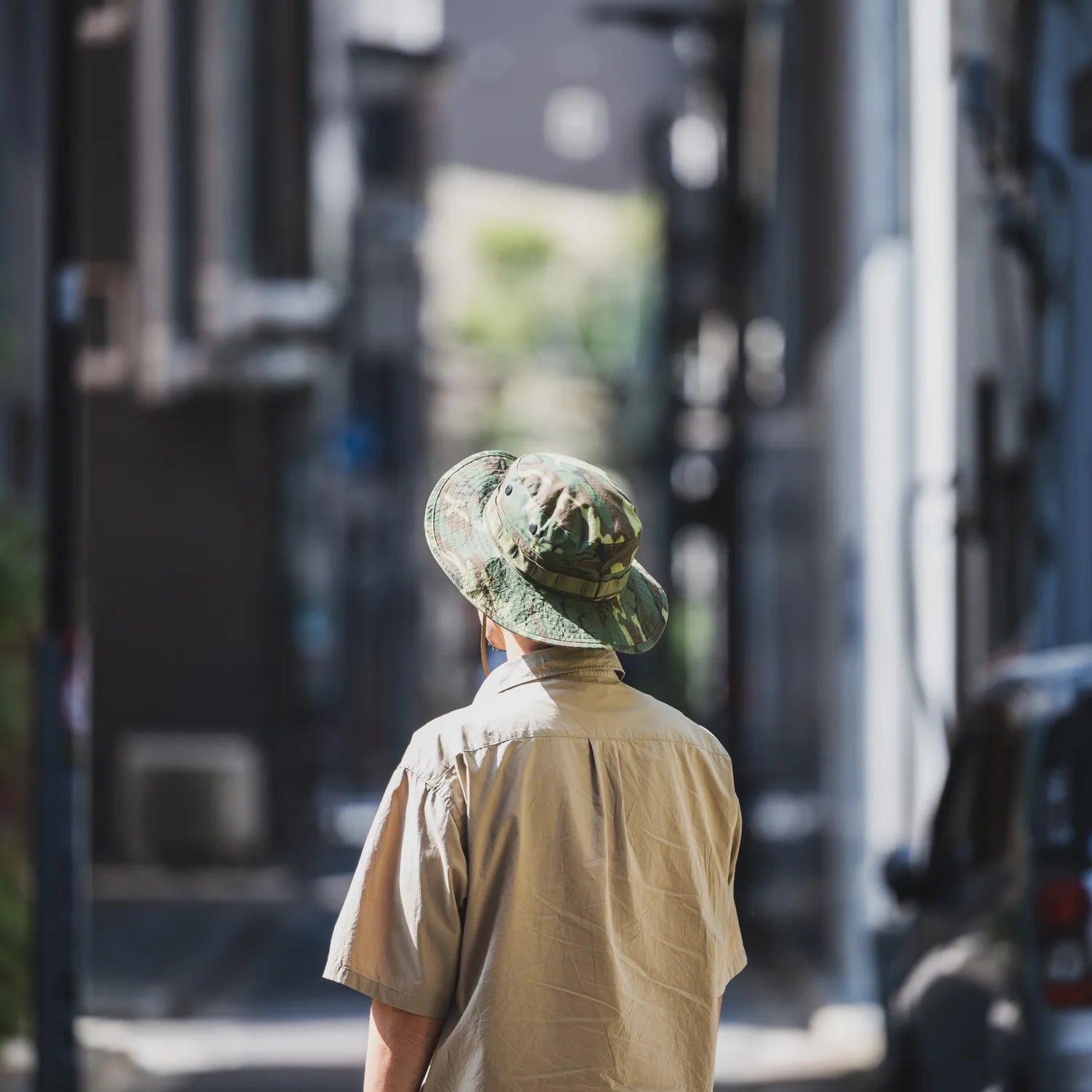 BUZZ RICKSON'S(バズリクソンズ)のERDLカモ柄のブーニーハット「ERDL CAMOUFLAGE BONNIE HAT(BR02853)」の背面からの着用写真