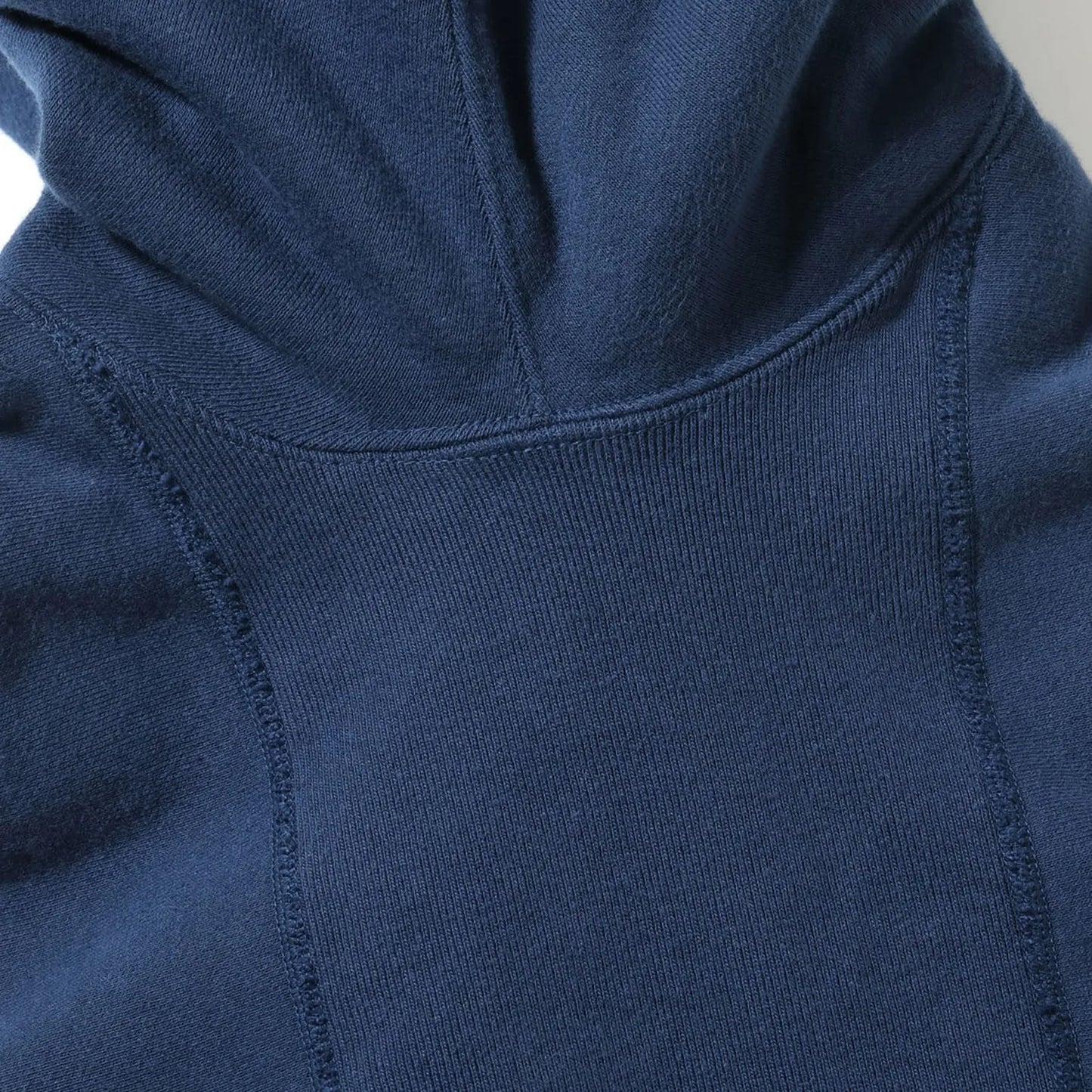 ヴィンテージマニア垂涎の沿岸警備隊のトレーニングウェアをBuzz Rickson’s(バズリクソンズ)が再現したスウェットパーカー「HORIZONTAL KNITTING SWEAT PARKA COAST GUARD」のNAVYカラーのホリゾンタル・ニッティングの脇下の写真