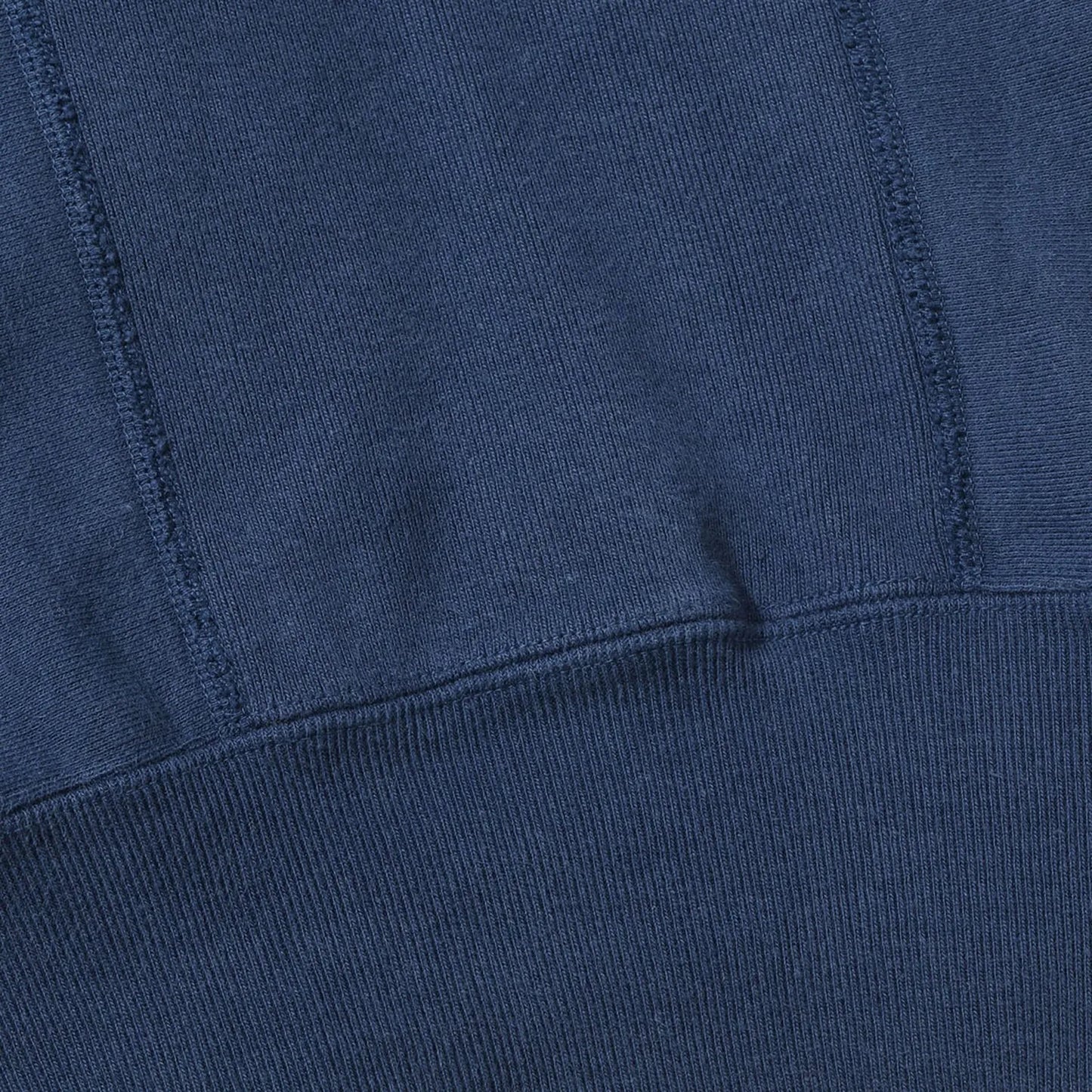 ヴィンテージマニア垂涎の沿岸警備隊のトレーニングウェアをBuzz Rickson’s(バズリクソンズ)が再現したスウェットパーカー「HORIZONTAL KNITTING SWEAT PARKA COAST GUARD」のNAVYカラーのホリゾンタル・ニッティングの脇下の写真