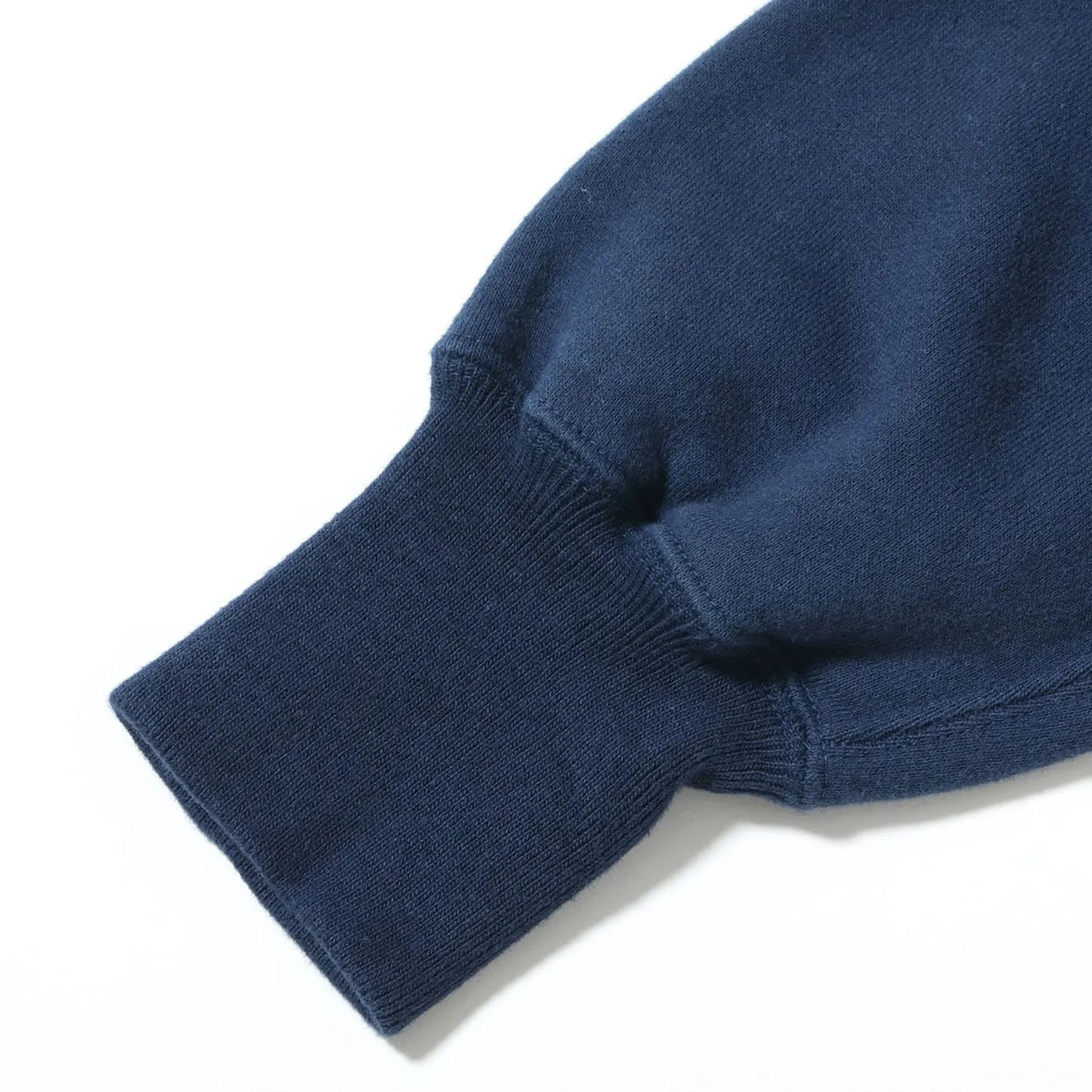 ヴィンテージマニア垂涎の沿岸警備隊のトレーニングウェアをBuzz Rickson’s(バズリクソンズ)が再現したスウェットパーカー「HORIZONTAL KNITTING SWEAT PARKA COAST GUARD」のNAVYカラーの袖リブの写真