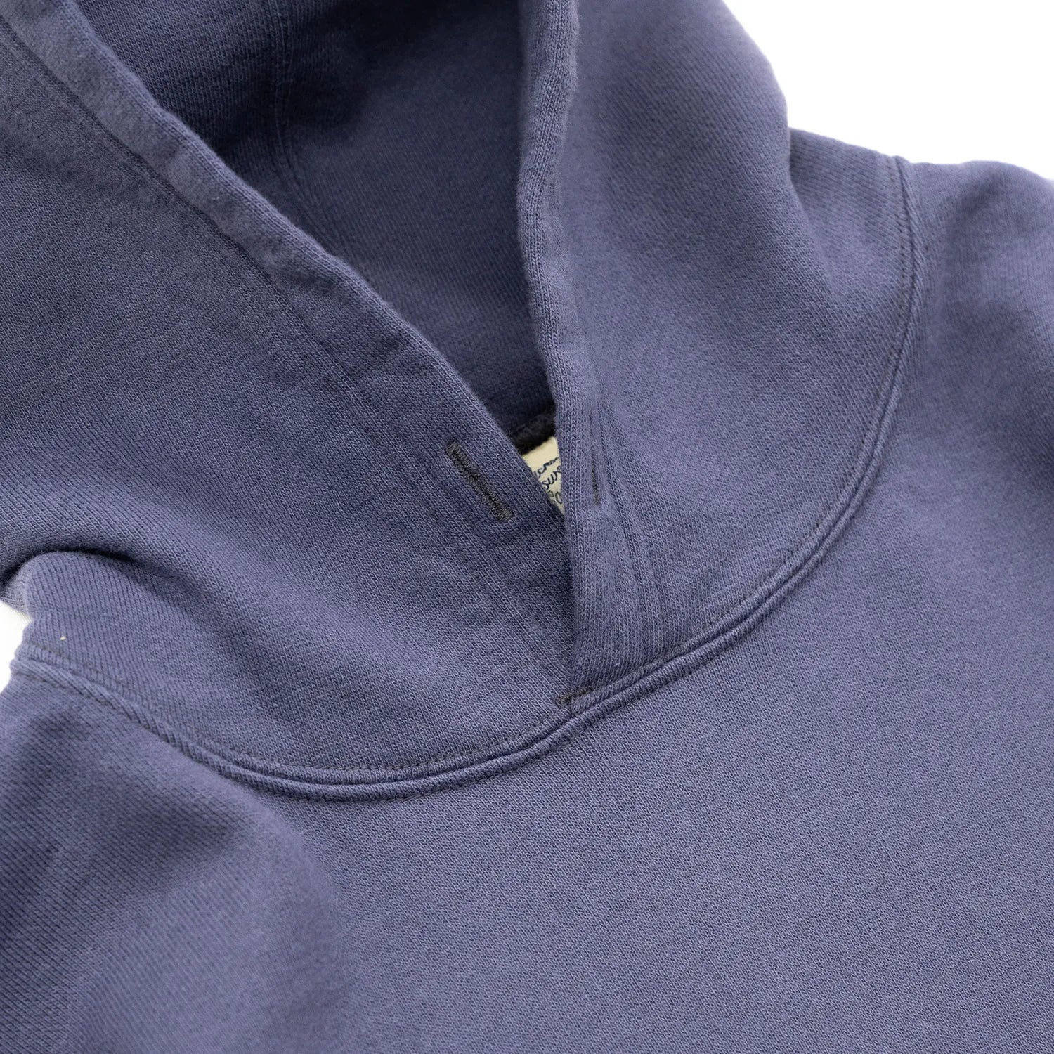 1940〜50年代当時のスポーツウェアのディテールを徹底的に再現した、Buzz Rickson’s(バズリクソンズ)のスウェットパーカー「U.S NAVAL ACADEMY PARKA」のNAVYカラーの襟元の写真