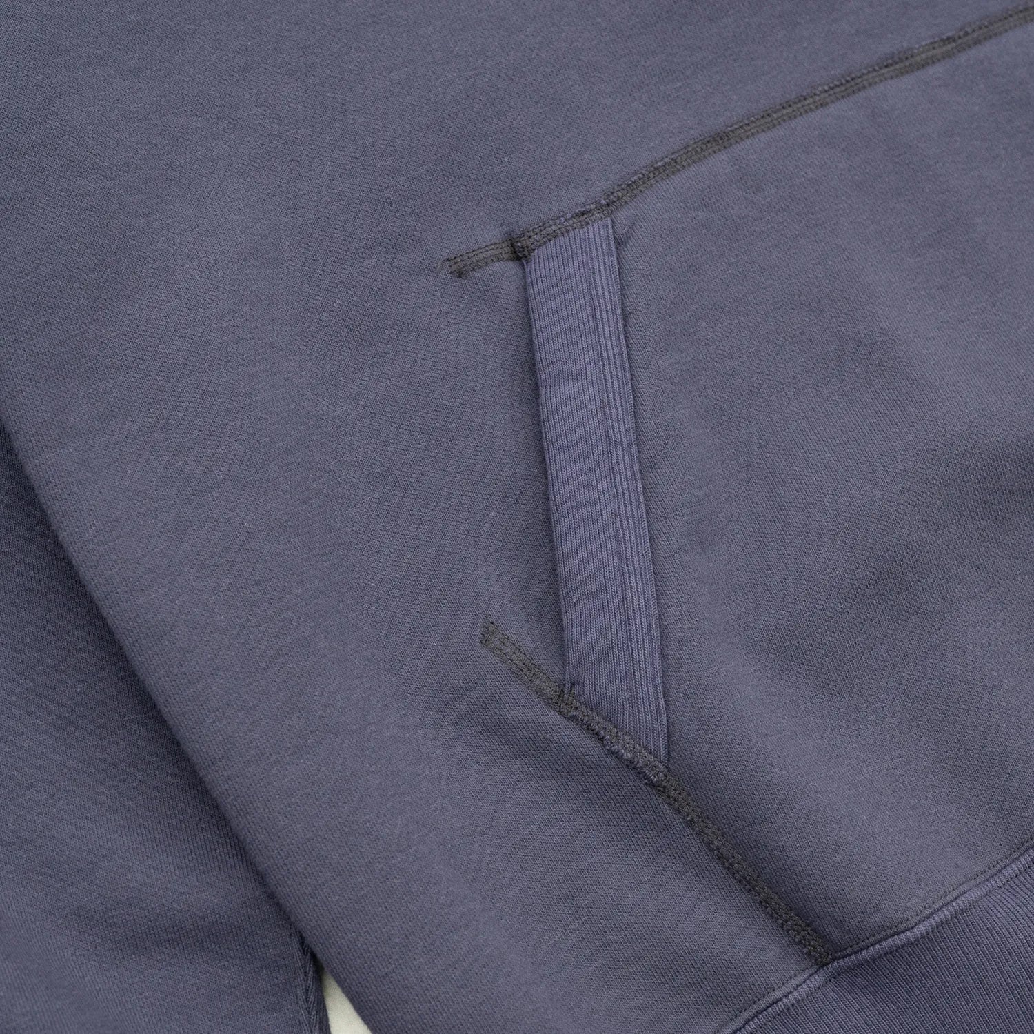 1940〜50年代当時のスポーツウェアのディテールを徹底的に再現した、Buzz Rickson’s(バズリクソンズ)のスウェットパーカー「U.S NAVAL ACADEMY PARKA」のNAVYカラーのフロントポケットの写真