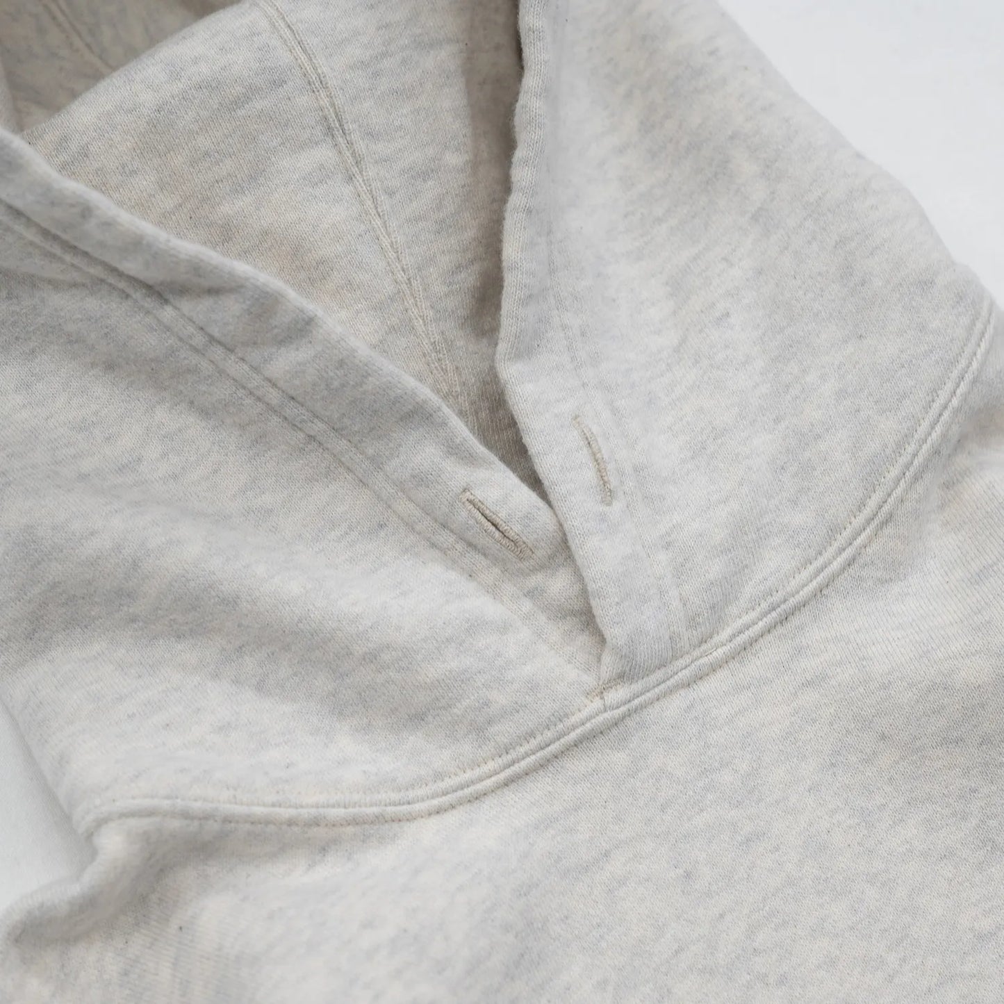 1940〜50年代当時のスポーツウェアのディテールを徹底的に再現した、Buzz Rickson’s(バズリクソンズ)のスウェットパーカー「U.S NAVAL ACADEMY PARKA」のOATMEATカラーの襟元の写真