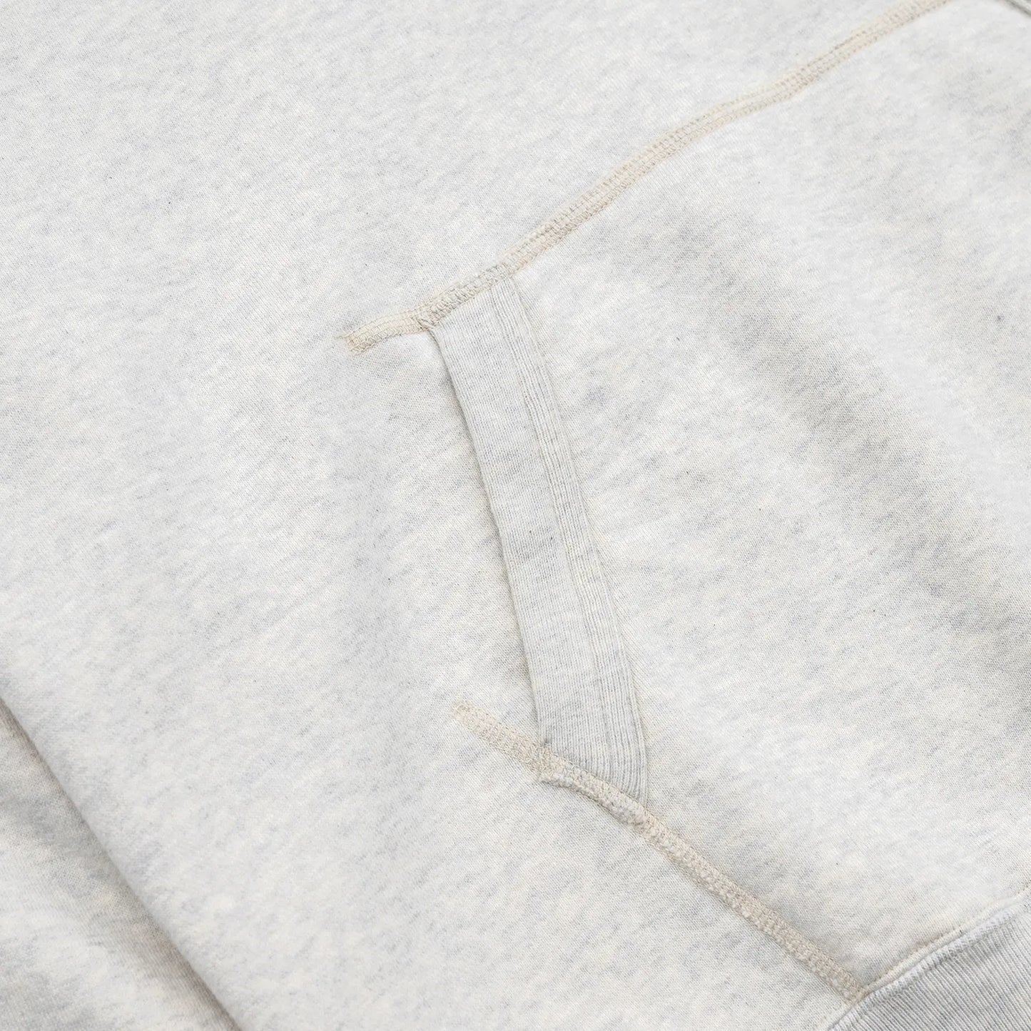 1940〜50年代当時のスポーツウェアのディテールを徹底的に再現した、Buzz Rickson’s(バズリクソンズ)のスウェットパーカー「U.S NAVAL ACADEMY PARKA」のOATMEATカラーのフロントポケットの写真