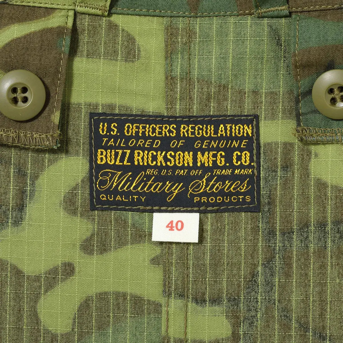 撥水加工が施されたERDLカモフラージュ柄のコットンリップストップ生地を採用したBUZZ RICKSON'S(バズリクソンズ)のM-65パーカー「M-65 CAMOUFLAGE WATER REPELLENT CIVILIAN MODEL」の襟裏のブランドタグの写真