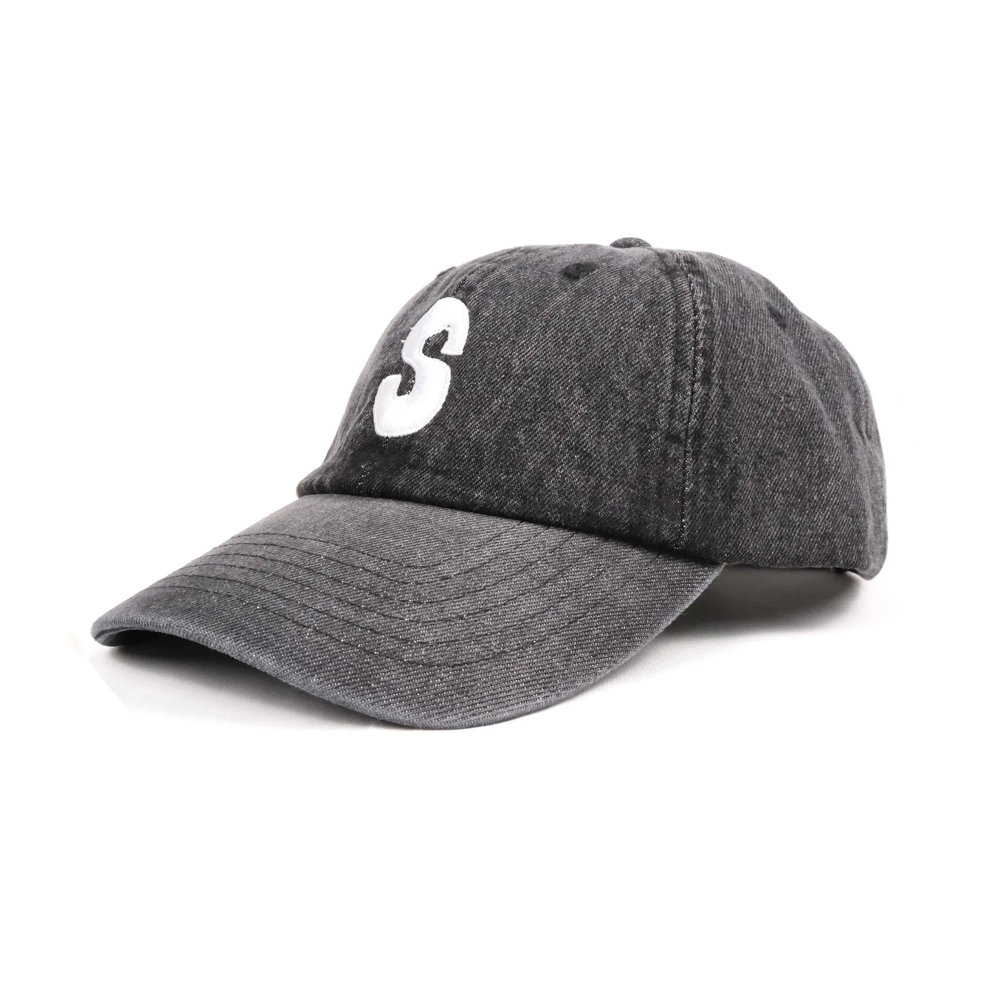 スチャダラパーのANI(アニ)氏とナオヒロック(IIIIINOUT)による「SAMUEL」の「ANI」による手描きフォントでSAMUELの頭文字「S」が刺繍されてたBLACKデニム生地のキャップ「S LOGO CAP」の斜め左手前からの商品写真