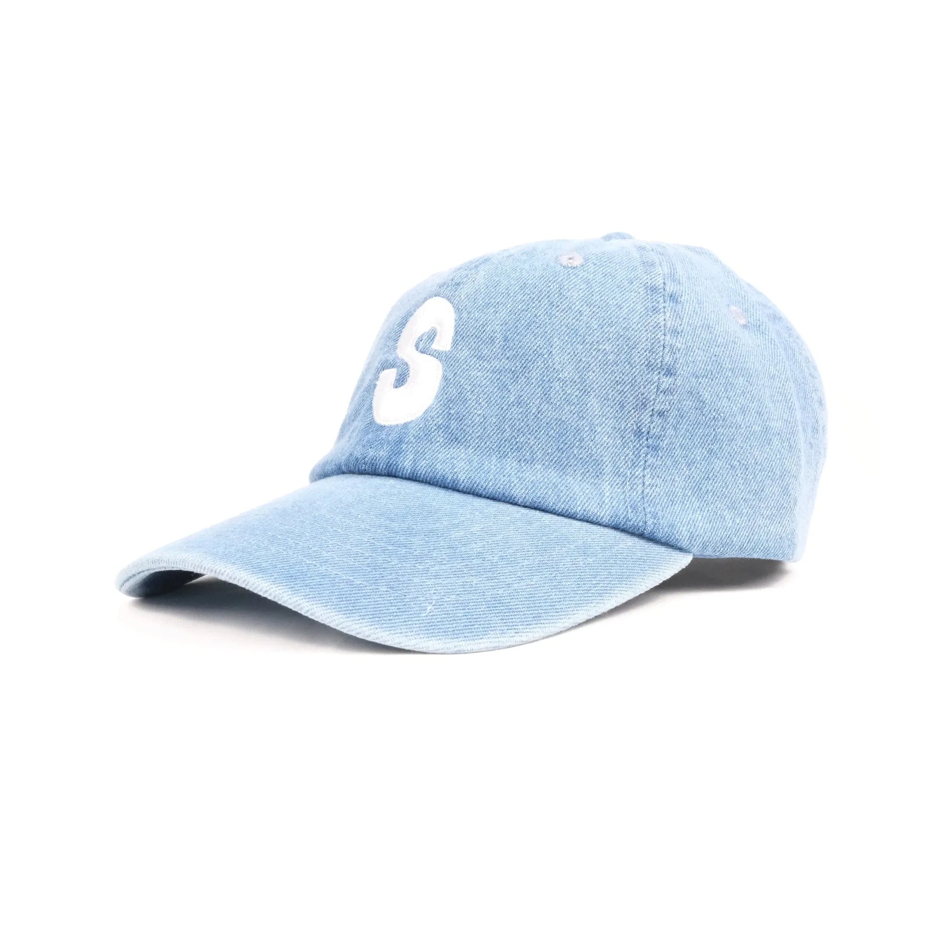 スチャダラパーのANI(アニ)氏とナオヒロック(IIIIINOUT)による「SAMUEL」の「ANI」による手描きフォントでSAMUELの頭文字「S」が刺繍されてたLIGHT BLUEデニム生地のキャップ「S LOGO CAP」の左斜め手前からの商品写真