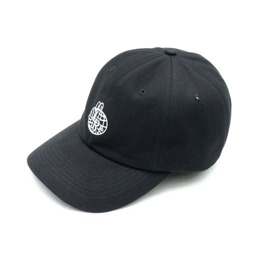 LAST RESORT AB(ラストリゾート)の定番デザイン「ATLAS」がフロントに刺繍された「ATLAS DADDY CAP」のBLACKカラーの斜めからの商品写真
