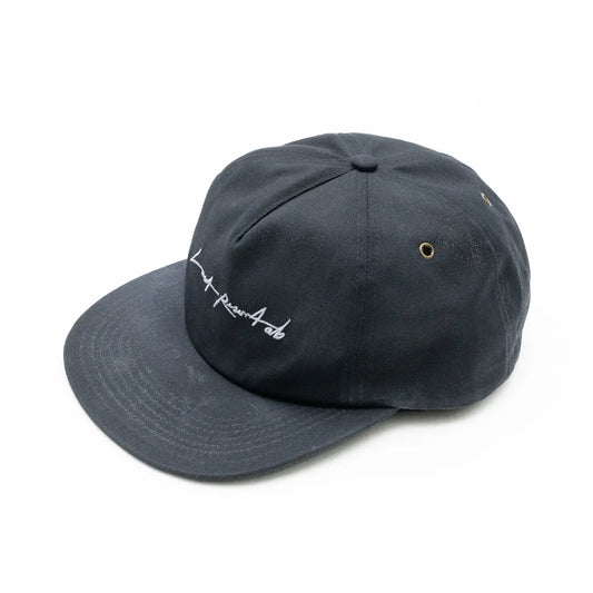 ユーズド加工が施されたハリのある「DARK NAVY」カラーのオイルキャンバス生地を使用したLast Resort AB(ラストリゾート)の5パネルキャップ「LOW CROWN 5PANEL CAP」の斜めからの商品写真