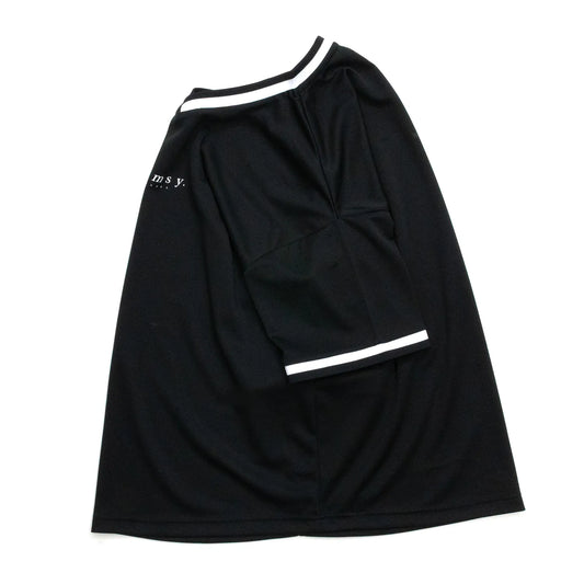 clumsy. PICTURESのBLACKカラーのゲームシャツ「BAR LOGO GAME SHIRTS」の側面からの商品写真
