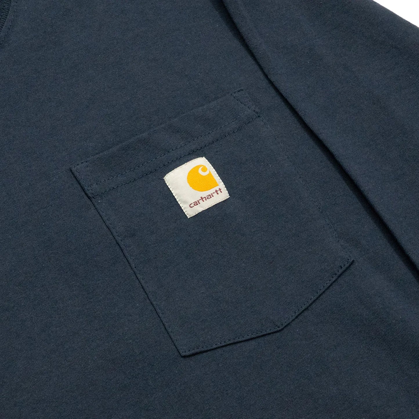 clumsyとcarharttの限定コラボモデルのロングスリーブTシャツ「LIMITED CCC L/S TEE」のNAVYカラーの正面の胸ポケット写真