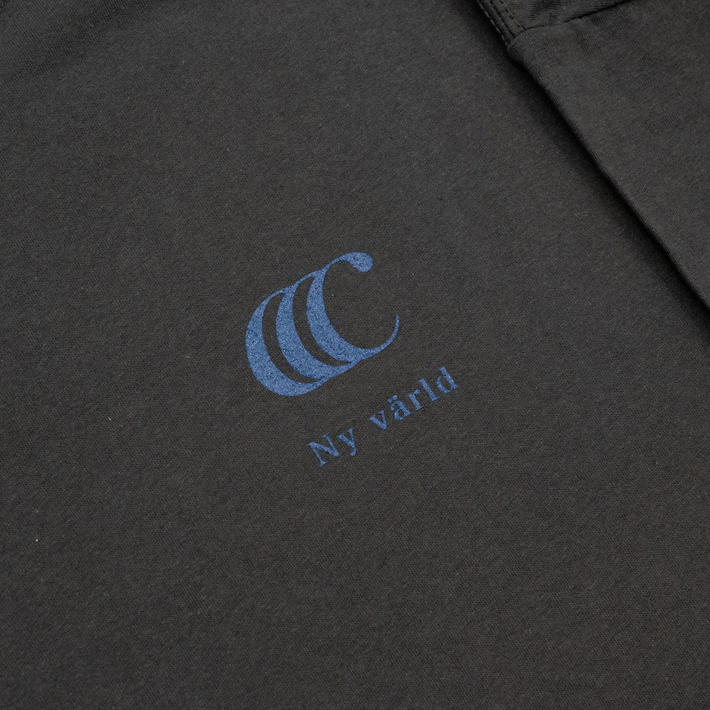 clumsy. Pictures(クラムジー)のCCCロゴが背面に大きくプリントされた定番アイテム「LIMITED CCC」ロングスリーブのSUMI/CYANカラーのフロント左胸のデザインの写真