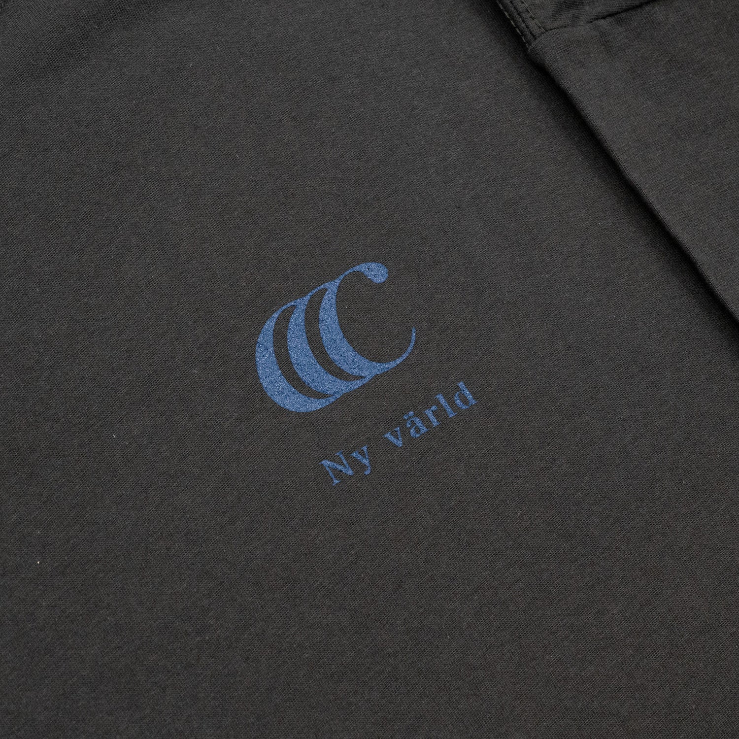 clumsy. Pictures(クラムジー)のCCCロゴが背面に大きくプリントされた定番アイテム「LIMITED CCC」ロングスリーブのSUMI/CYANカラーのフロント左胸のデザインの写真