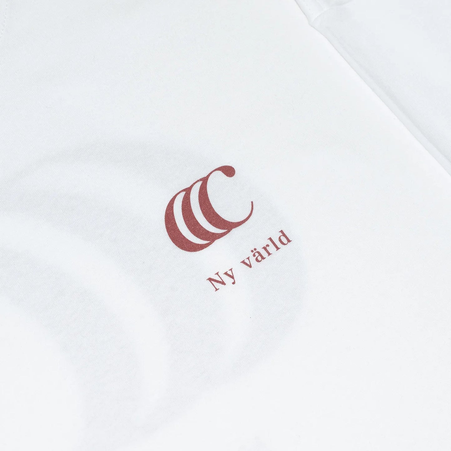 clumsy. Pictures(クラムジー)のCCCロゴが背面に大きくプリントされた定番アイテム「LIMITED CCC」ロングスリーブのWHITE/ROUGEカラーのフロント左胸のデザインの写真