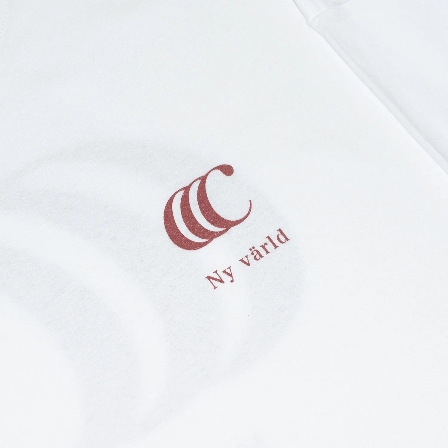 clumsy. Pictures(クラムジー)のCCCロゴが背面に大きくプリントされた定番アイテム「LIMITED CCC」ロングスリーブのWHITE/ROUGEカラーのフロント左胸のデザインの写真