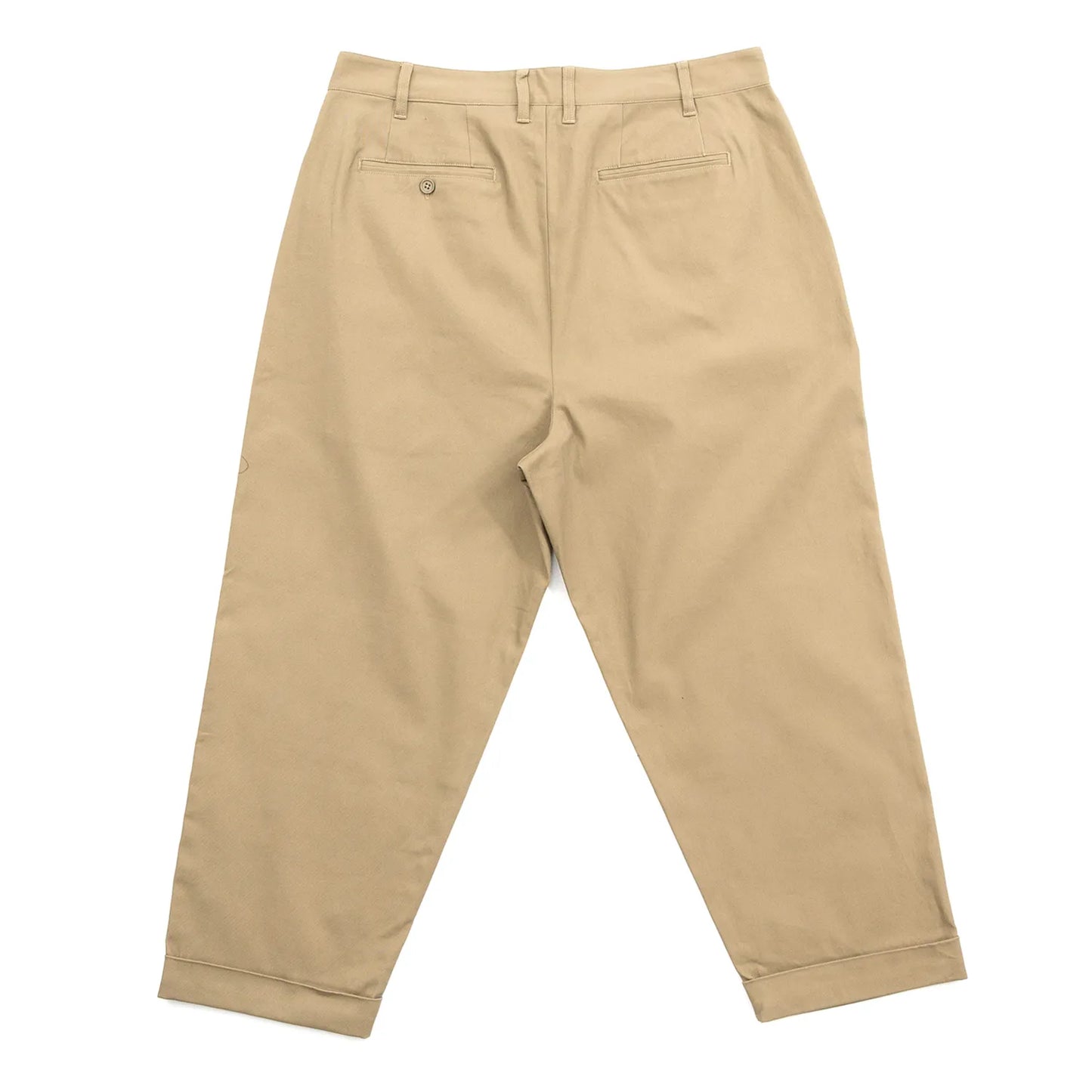 CLUMSY PICTURESの新作パンツ「2 PLEATS RELAXED TWILL PANTS」のBEIGEカラーの背面からの商品写真