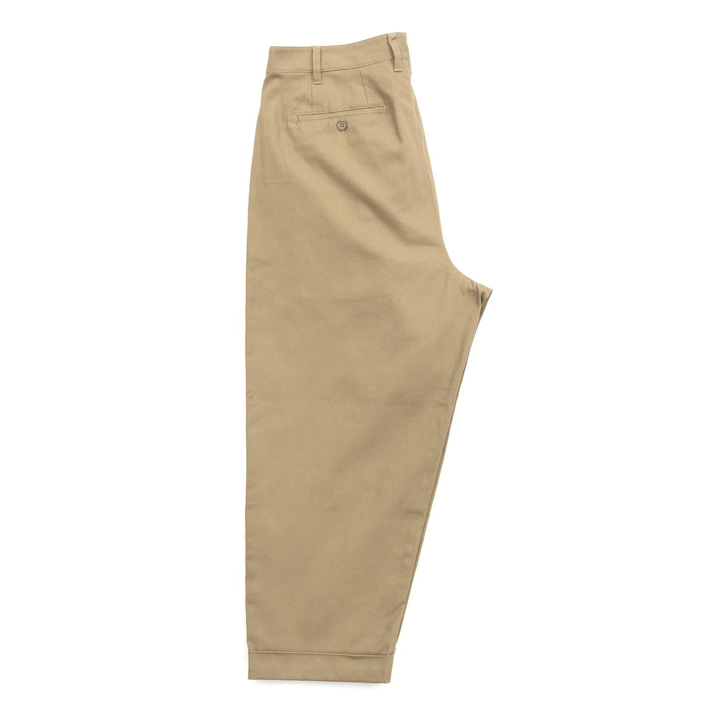 CLUMSY PICTURESの新作パンツ「2 PLEATS RELAXED TWILL PANTS」のBEIGEカラーの側面からの商品写真