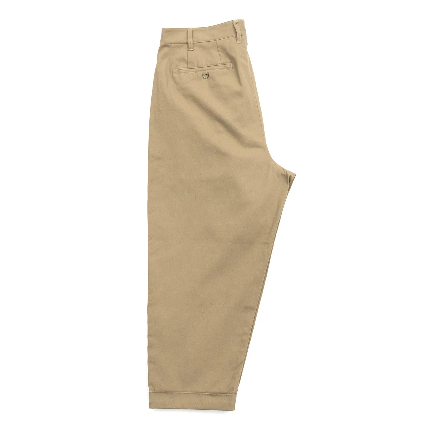 CLUMSY PICTURESの新作パンツ「2 PLEATS RELAXED TWILL PANTS」のBEIGEカラーの側面からの商品写真